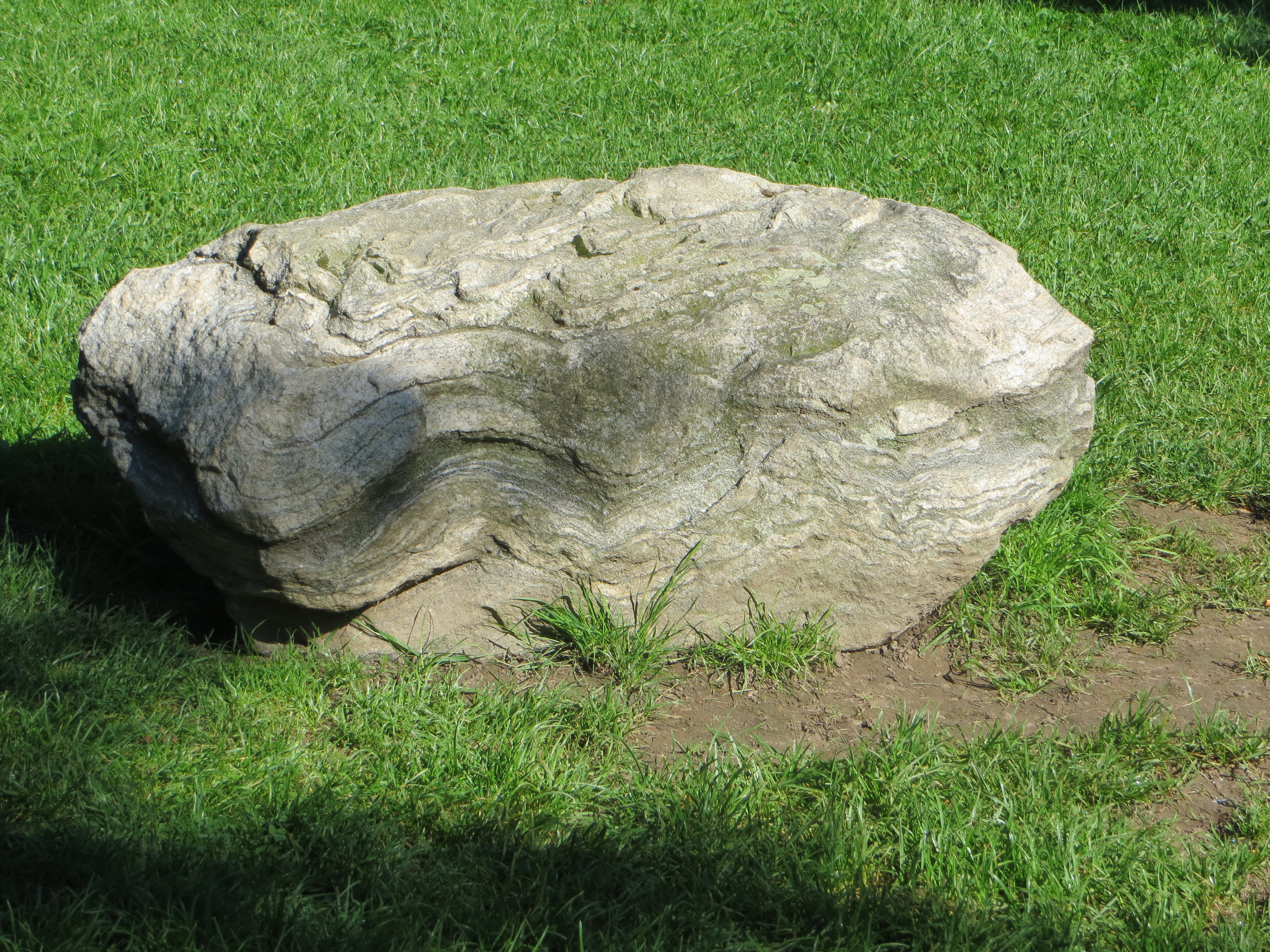Felsblock auf Rasen