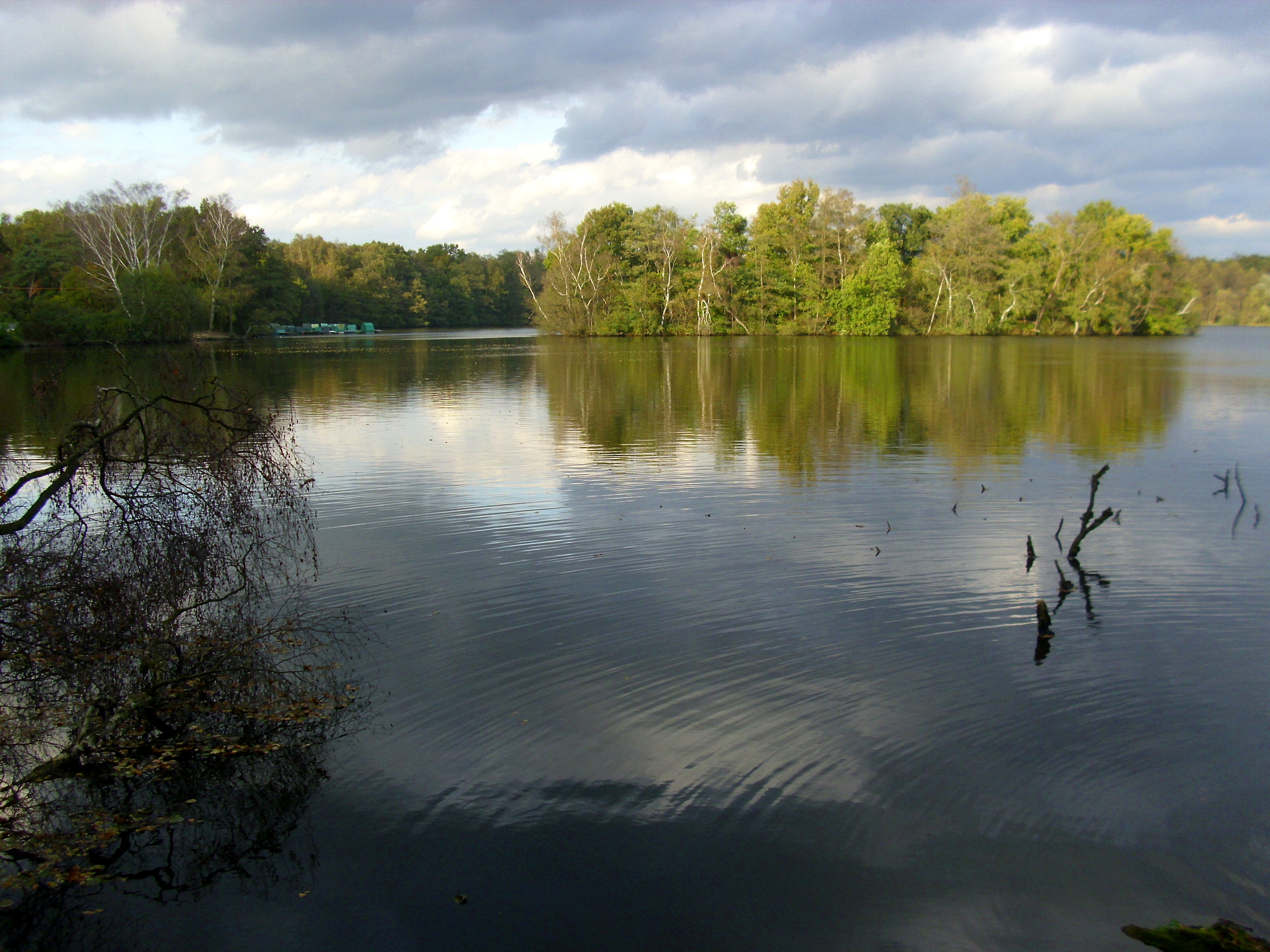 Blick auf See mit Inseln