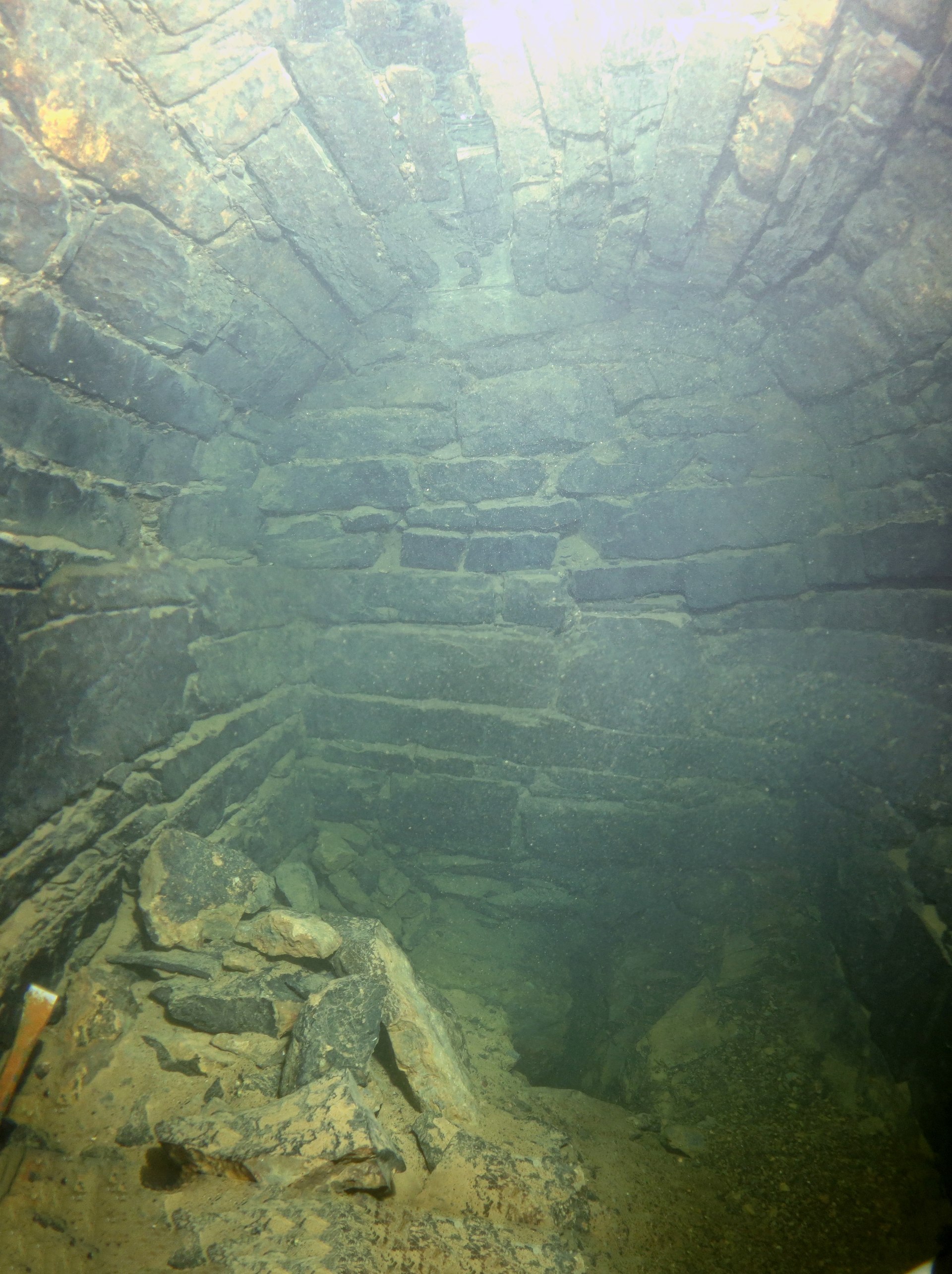 Unterwasserfoto mit eingemauerter Quelle