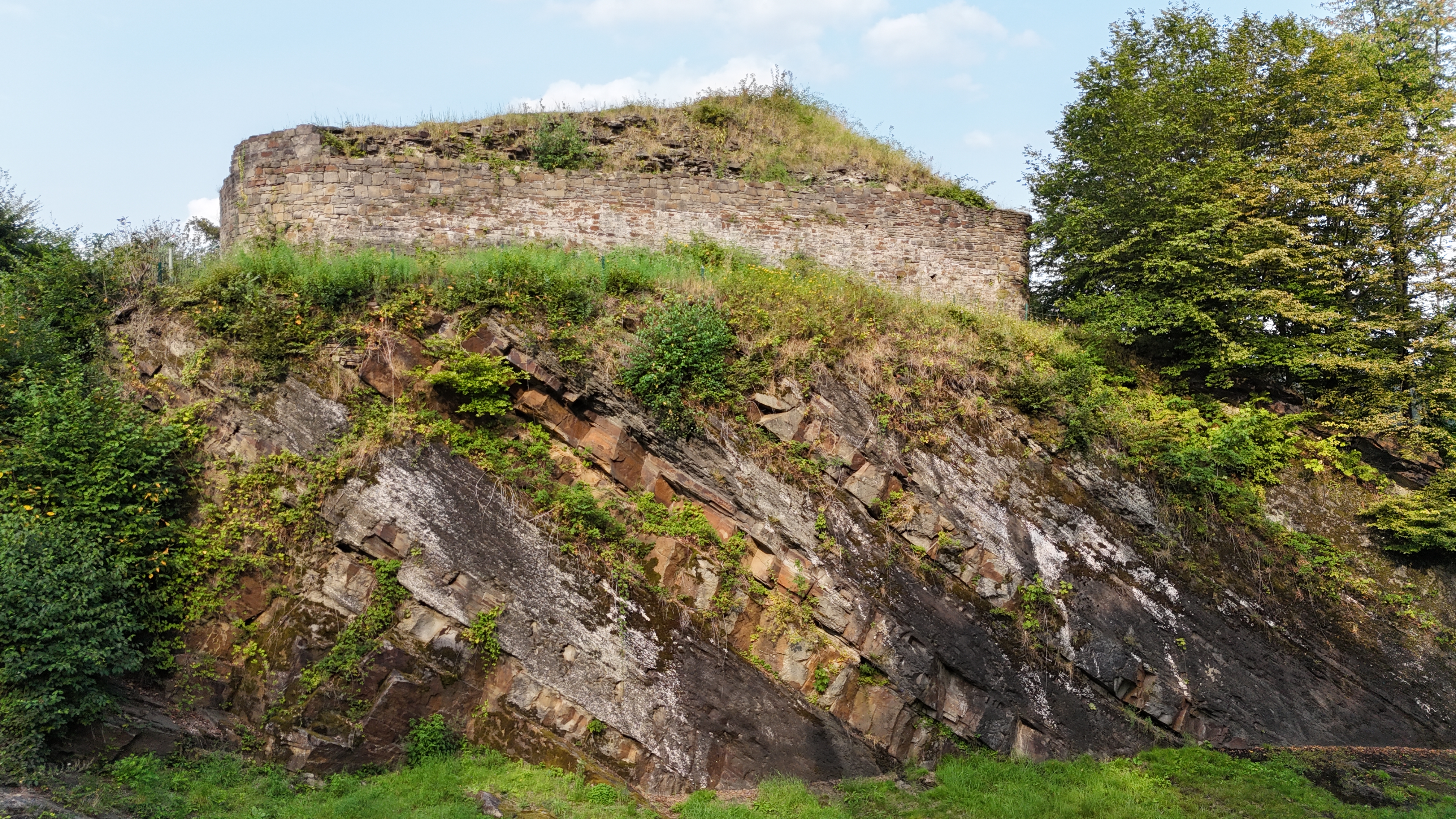 Felswand und Ruine