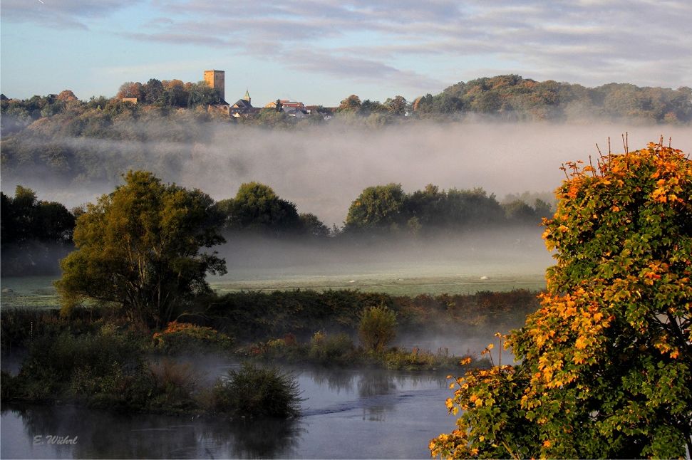 Lanschaft mit Burg im Nebel