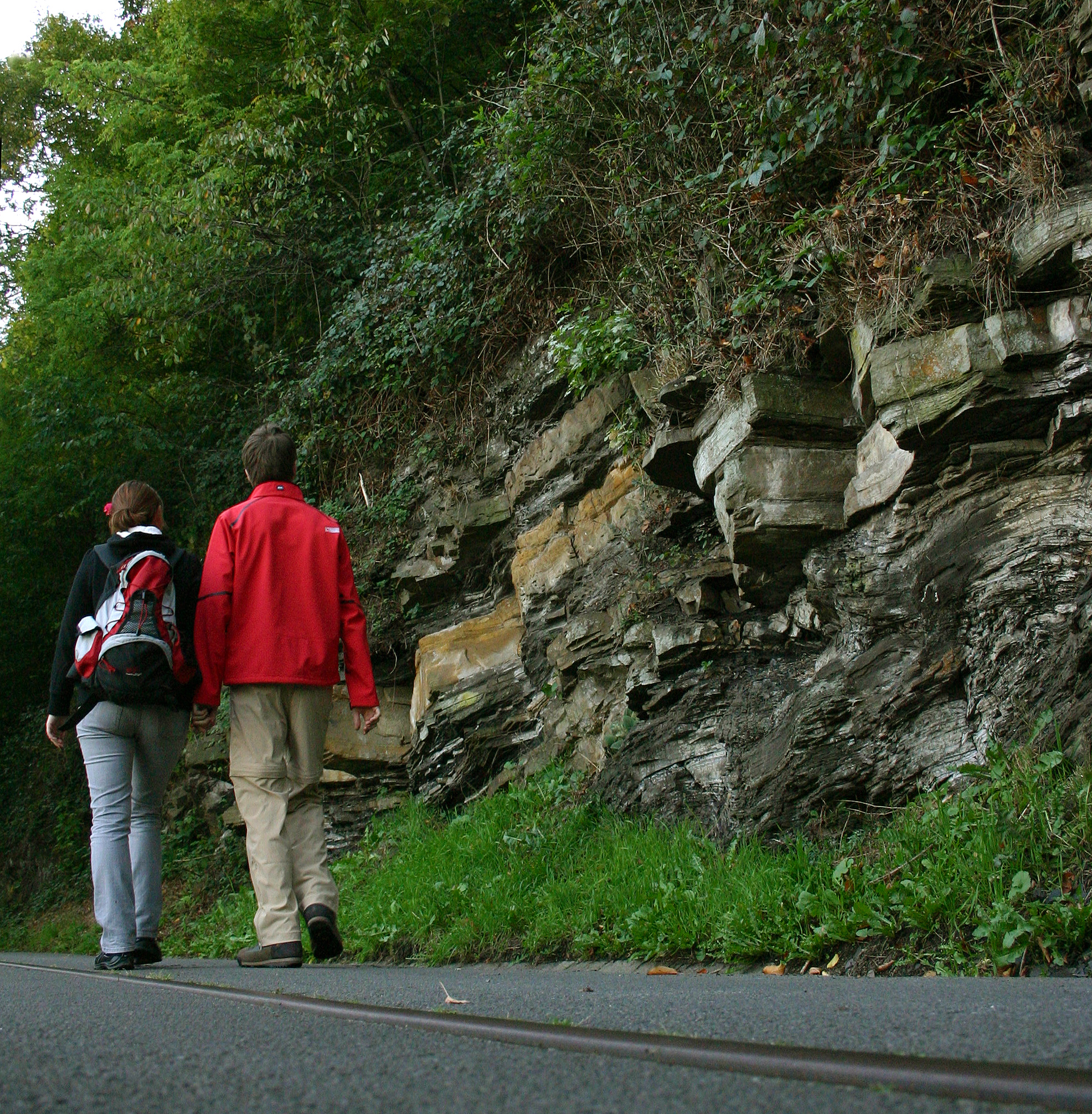 Zwei Wanderer vor Felswand