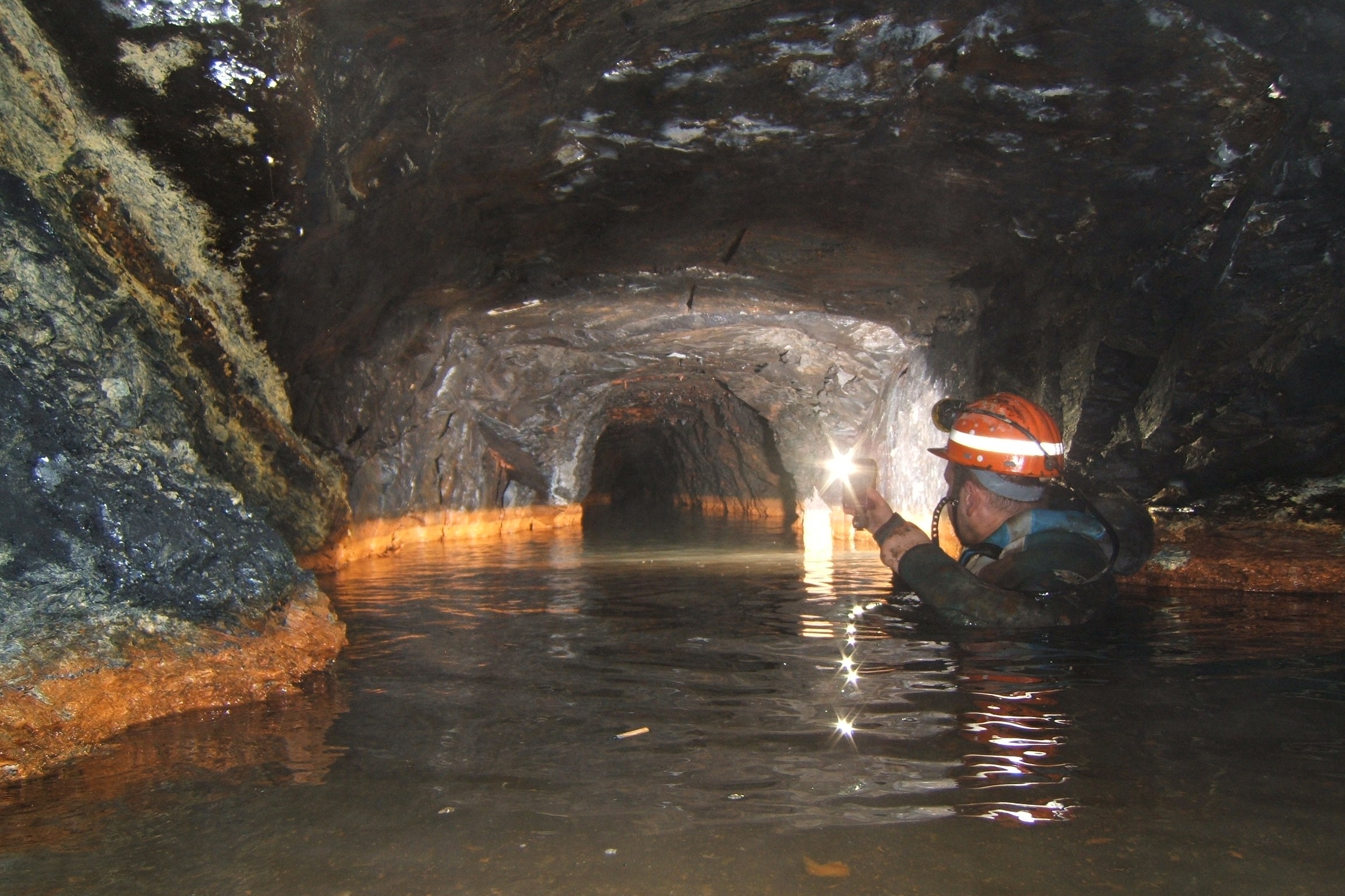 Mann im Stollen bis zu den Achseln im Wasser