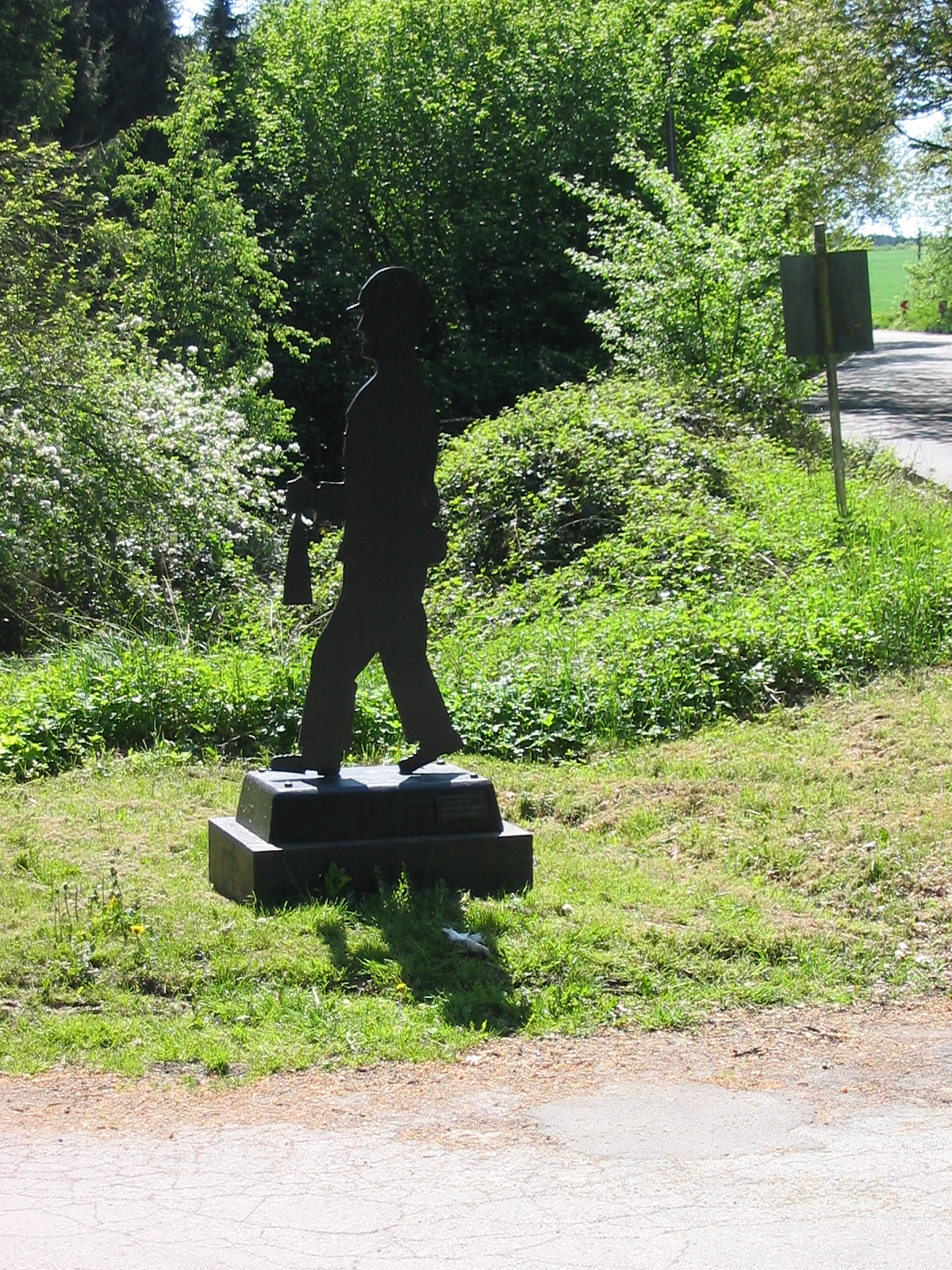 Bergmann mit Geleucht aus dunklem Blech in Landschaft. 