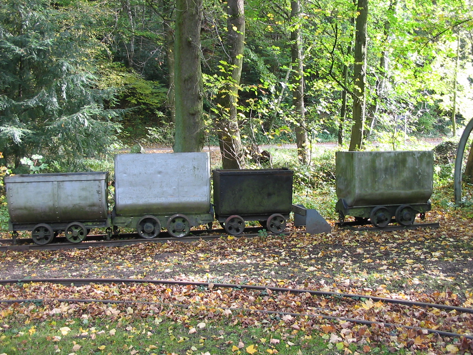 Vier Förderwagen auf Schienen