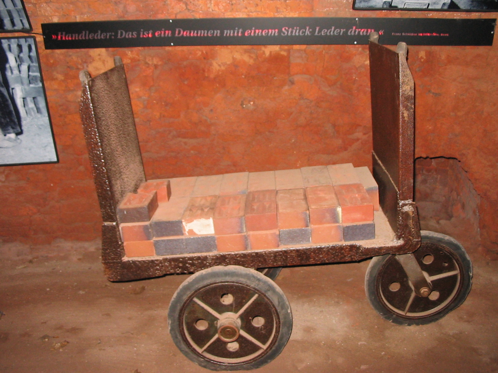 Dreirädriger Wagen mit Ziegelsteinen