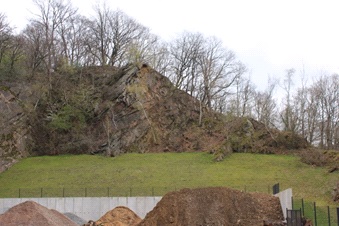 Steinbruchwand hinter Rasen