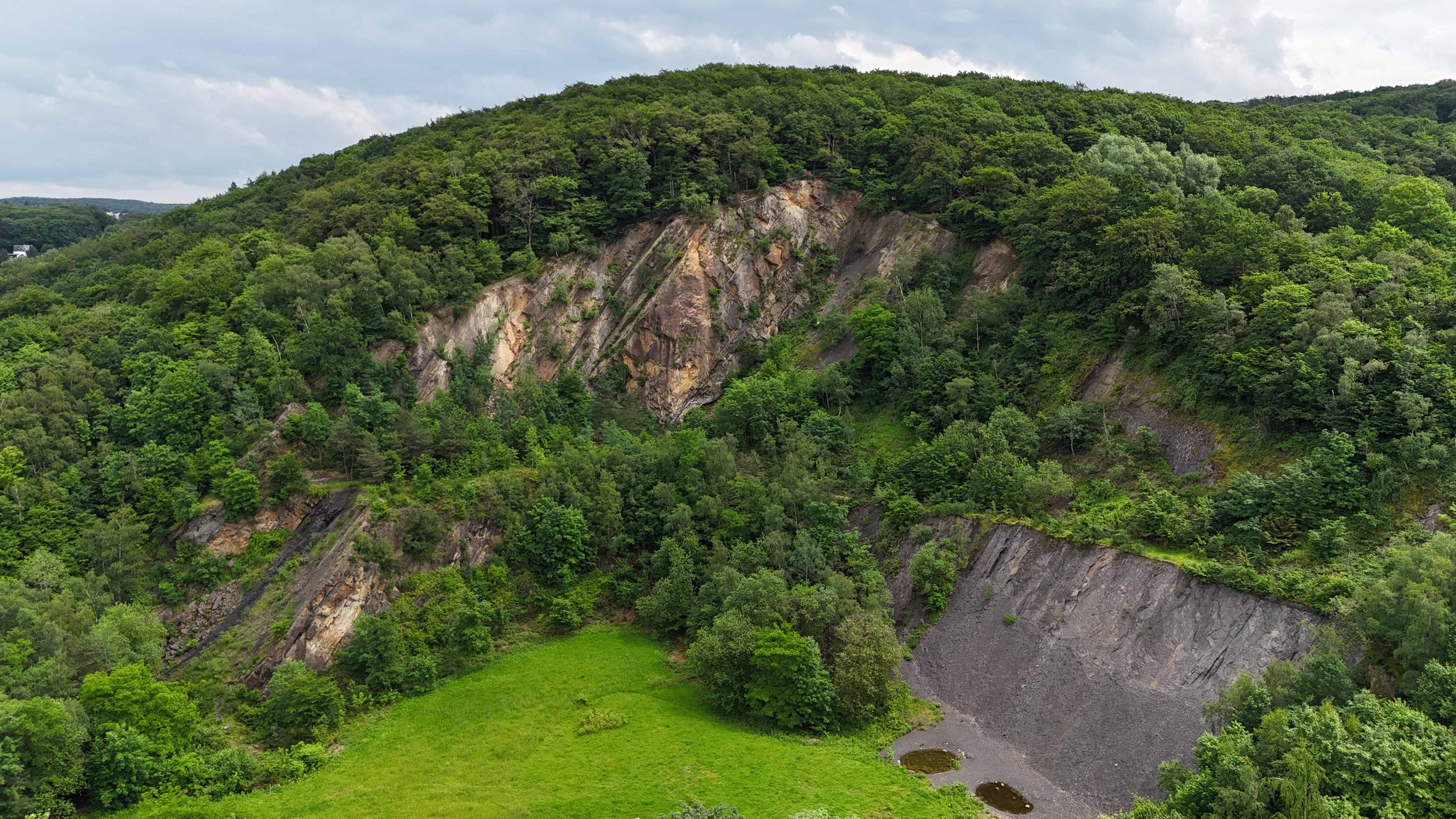 Luftbild des gesamten Steinbruchs