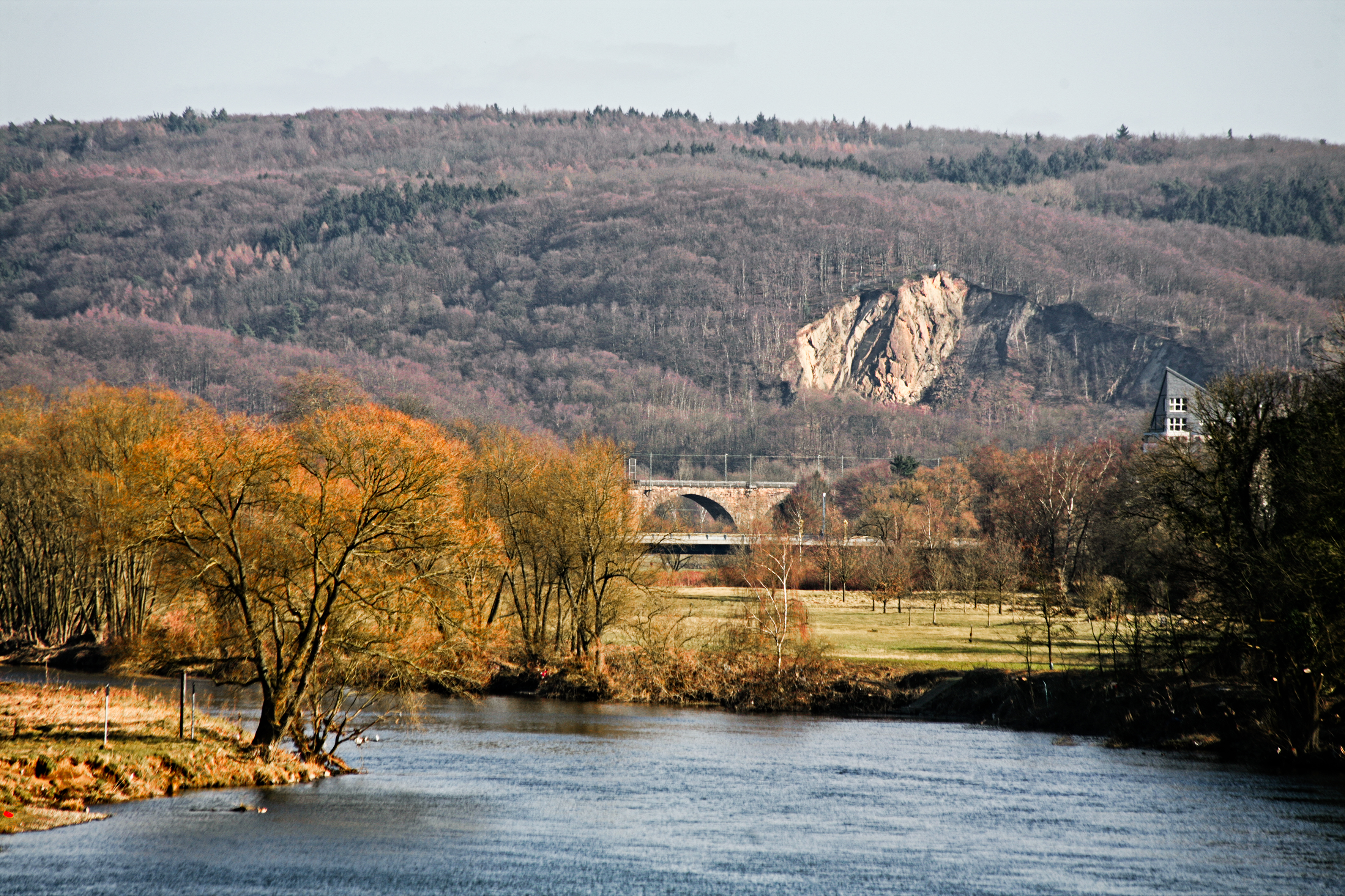 Vordergrund Ruhr und Hintergrund Steinbruch
