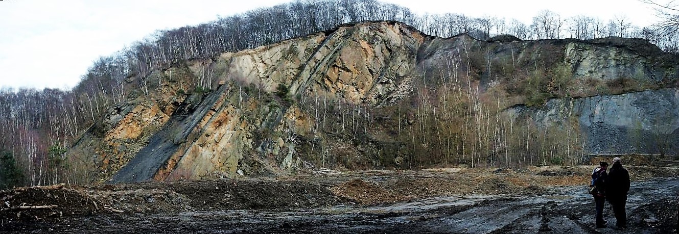 Panoramabild des Steinbruchs im Winter