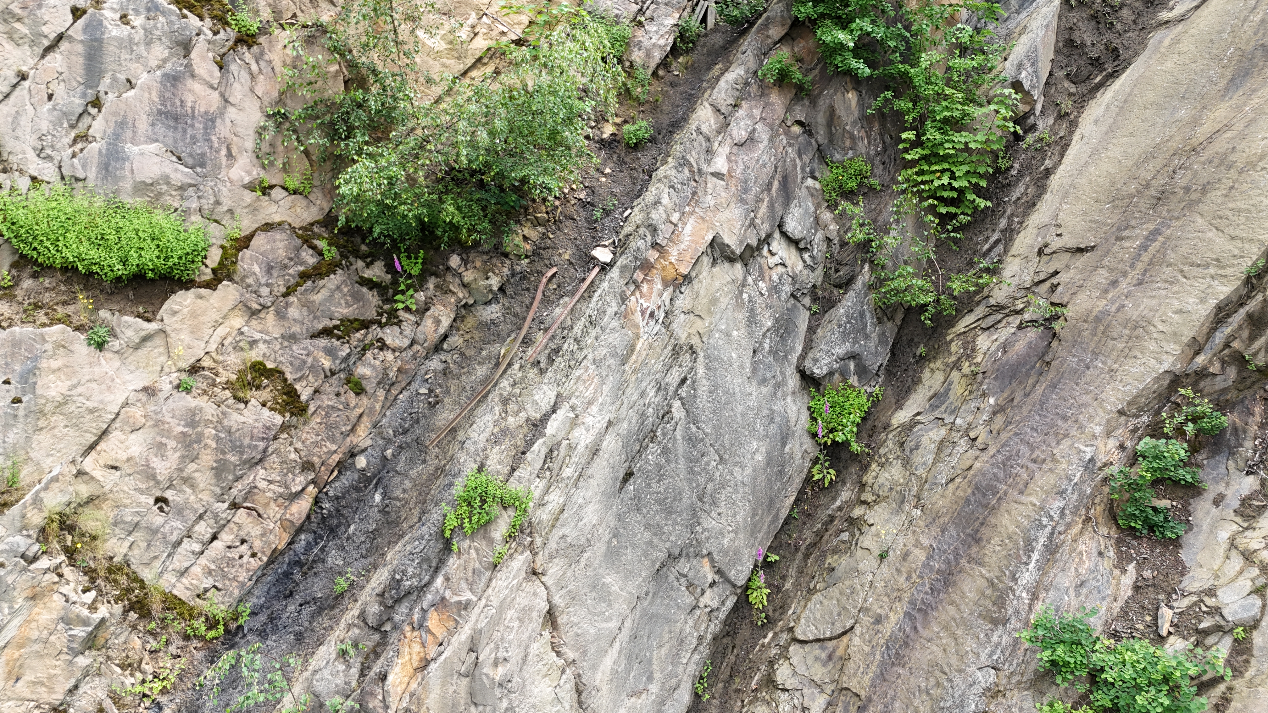 Rötlicher Sandstein und dunkle Flöze im Wechsel