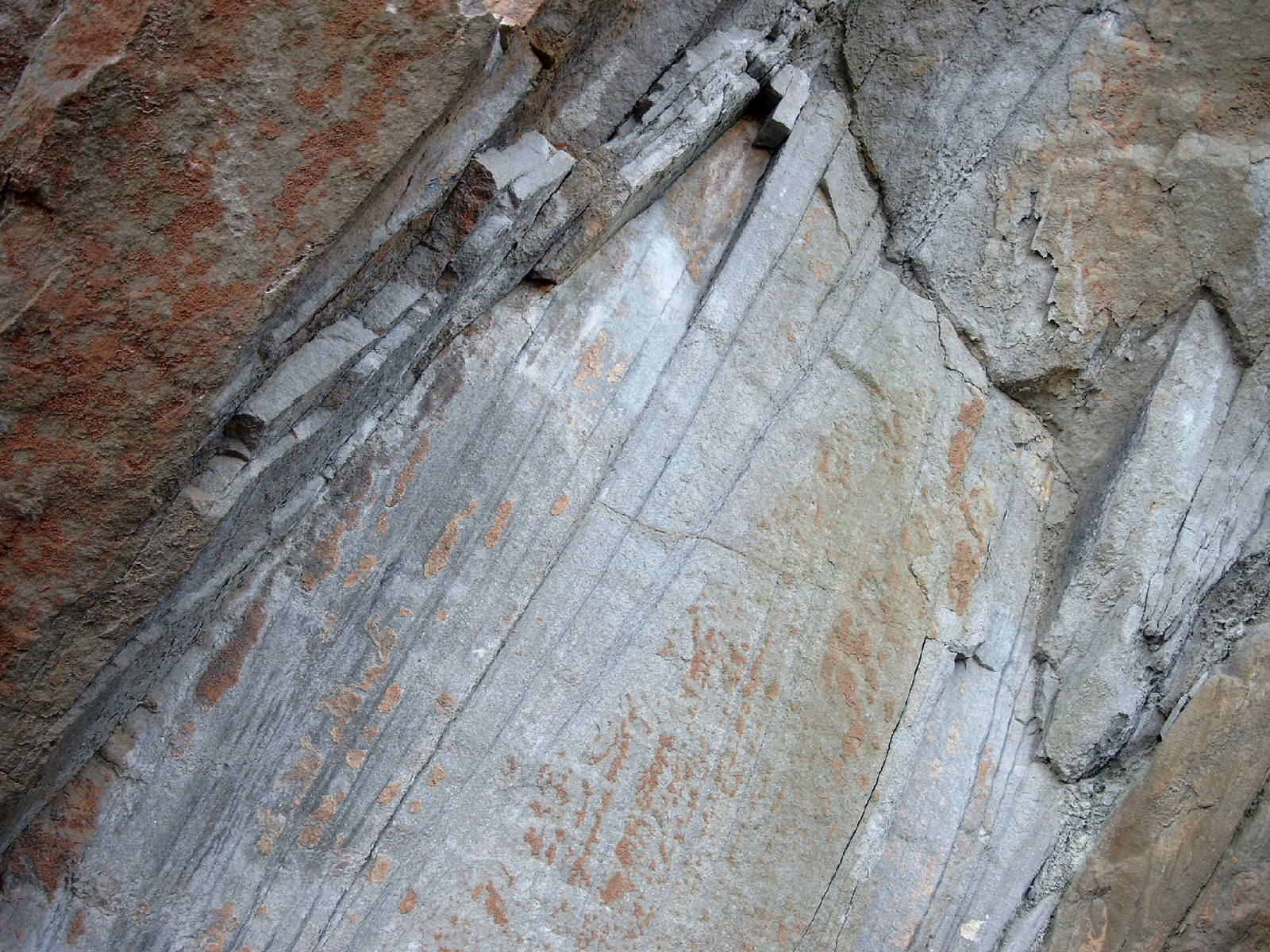 Feine Linien mit wechselnder Richtung in hellem Sandstein