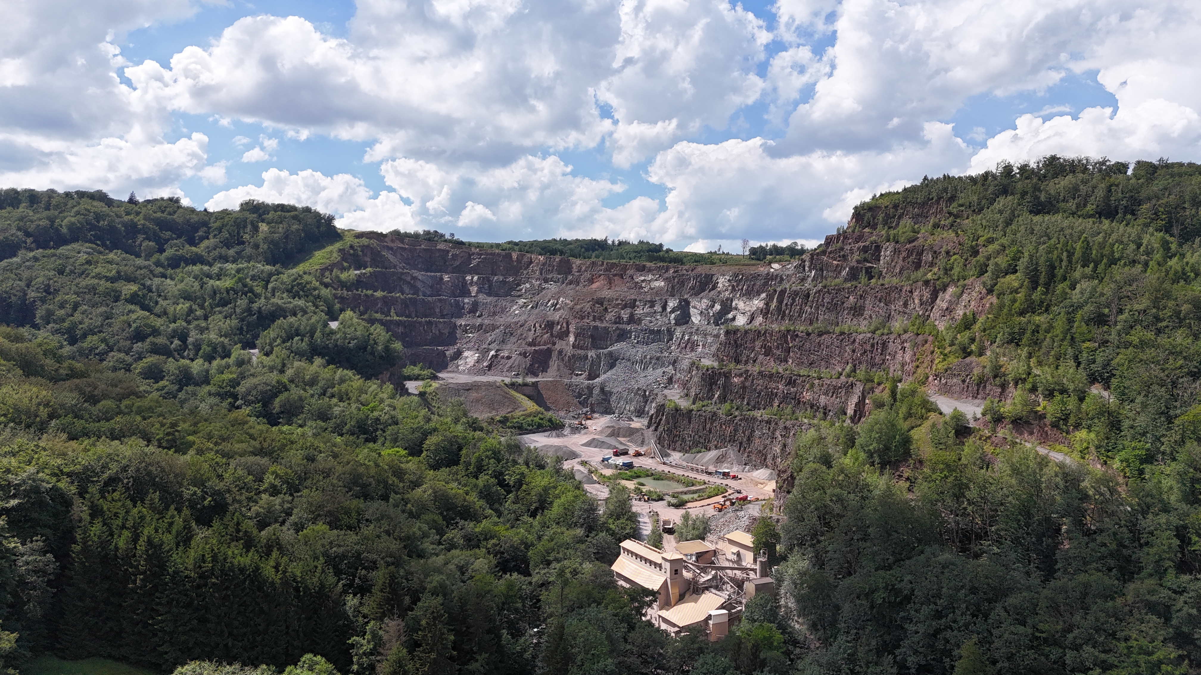 Luftbild eines Steinbruchs