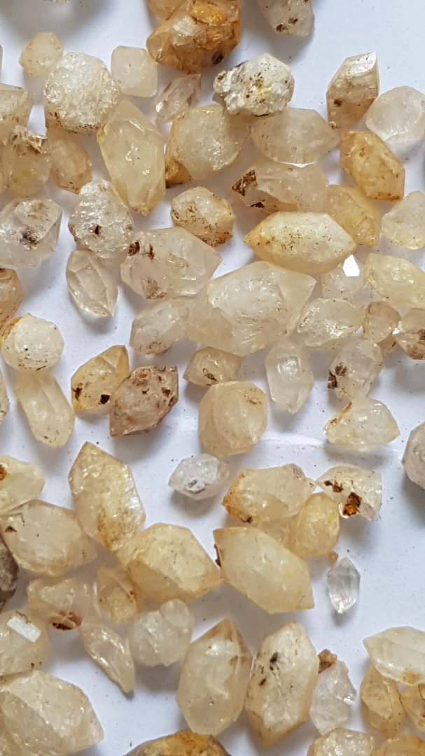 Viele kleine weiße bis durchsichtige kleine Quarzmineralien