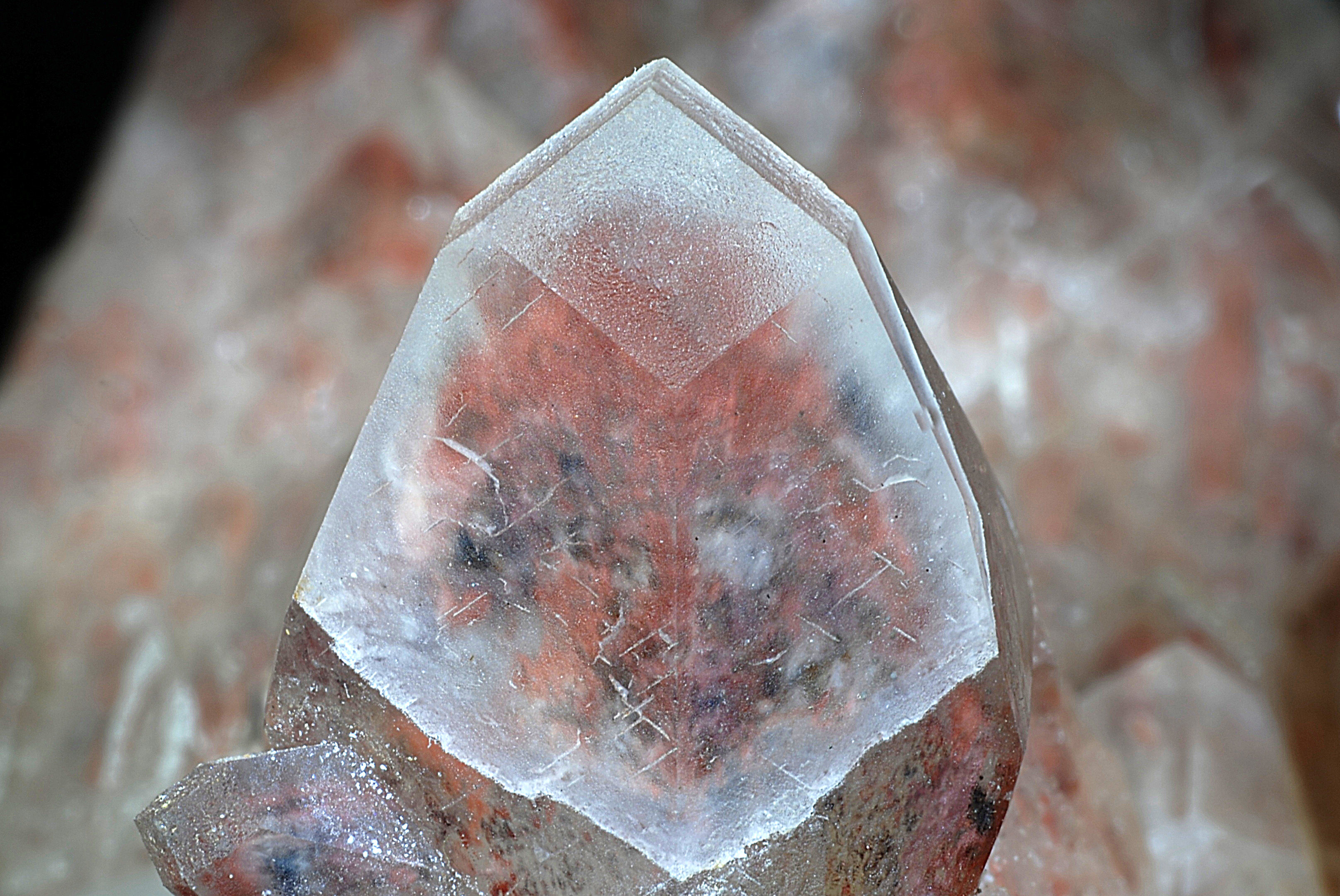 Rosa-durchsichtiges Mineral.