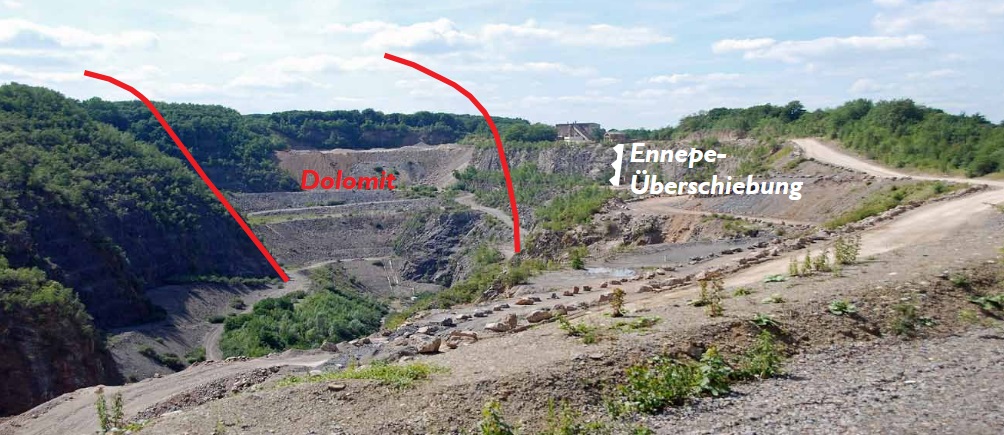 Foto mit eingezeichneter Ennepe-Störung und dolomitiserter Zone.