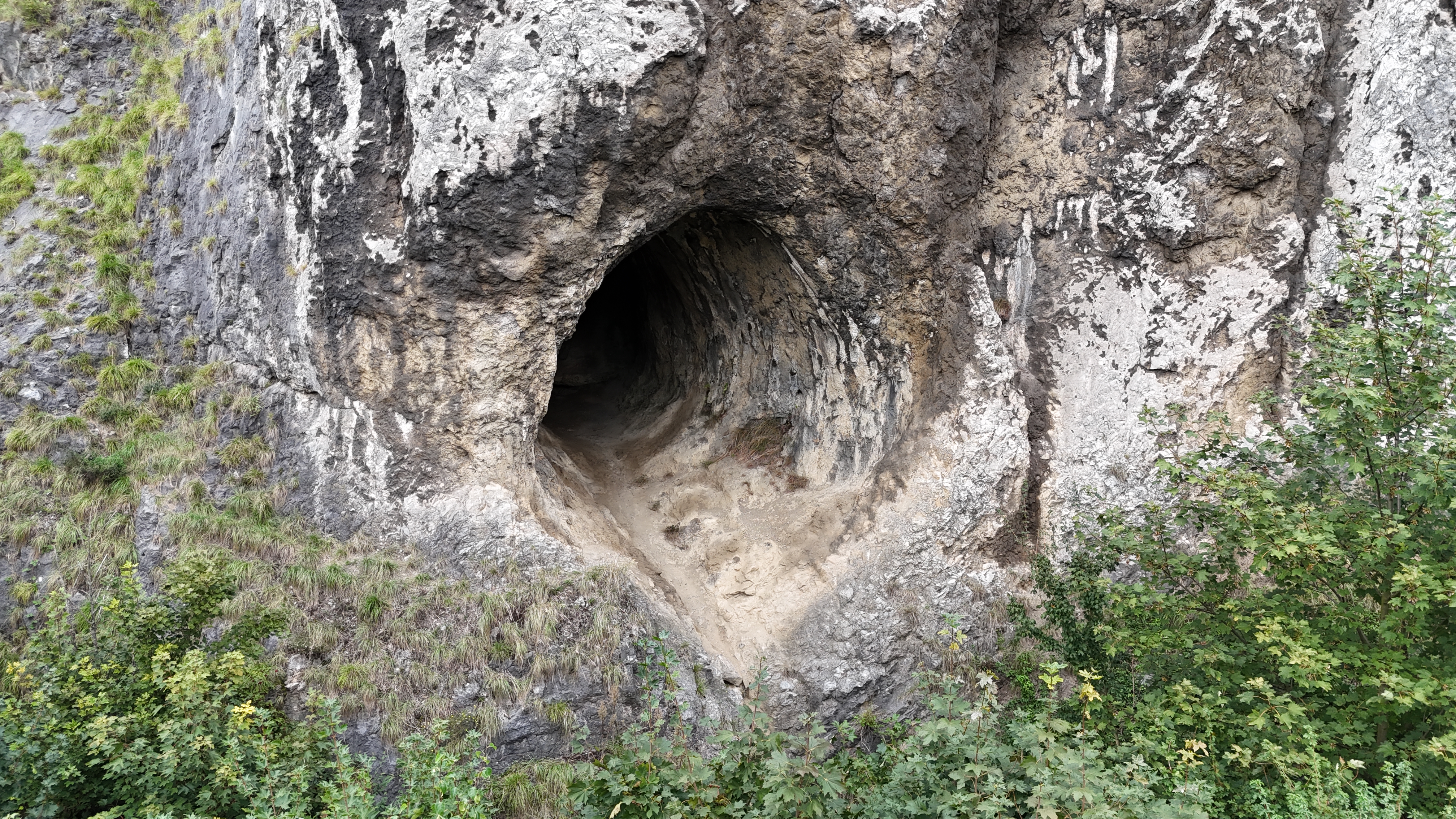 Runde Höhle in Kalkstein