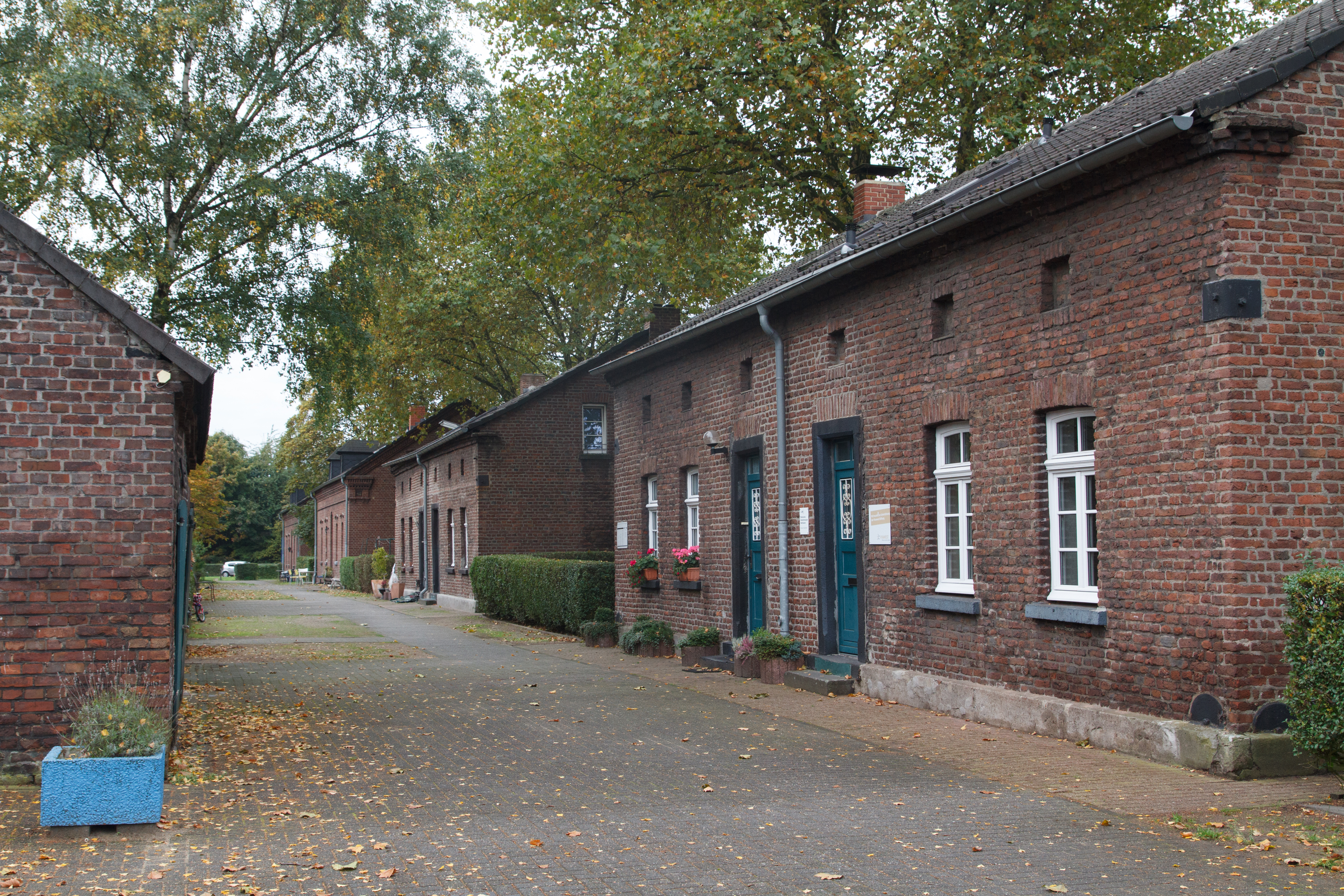 Straße mit gleichen Ziegelsteinhäusern
