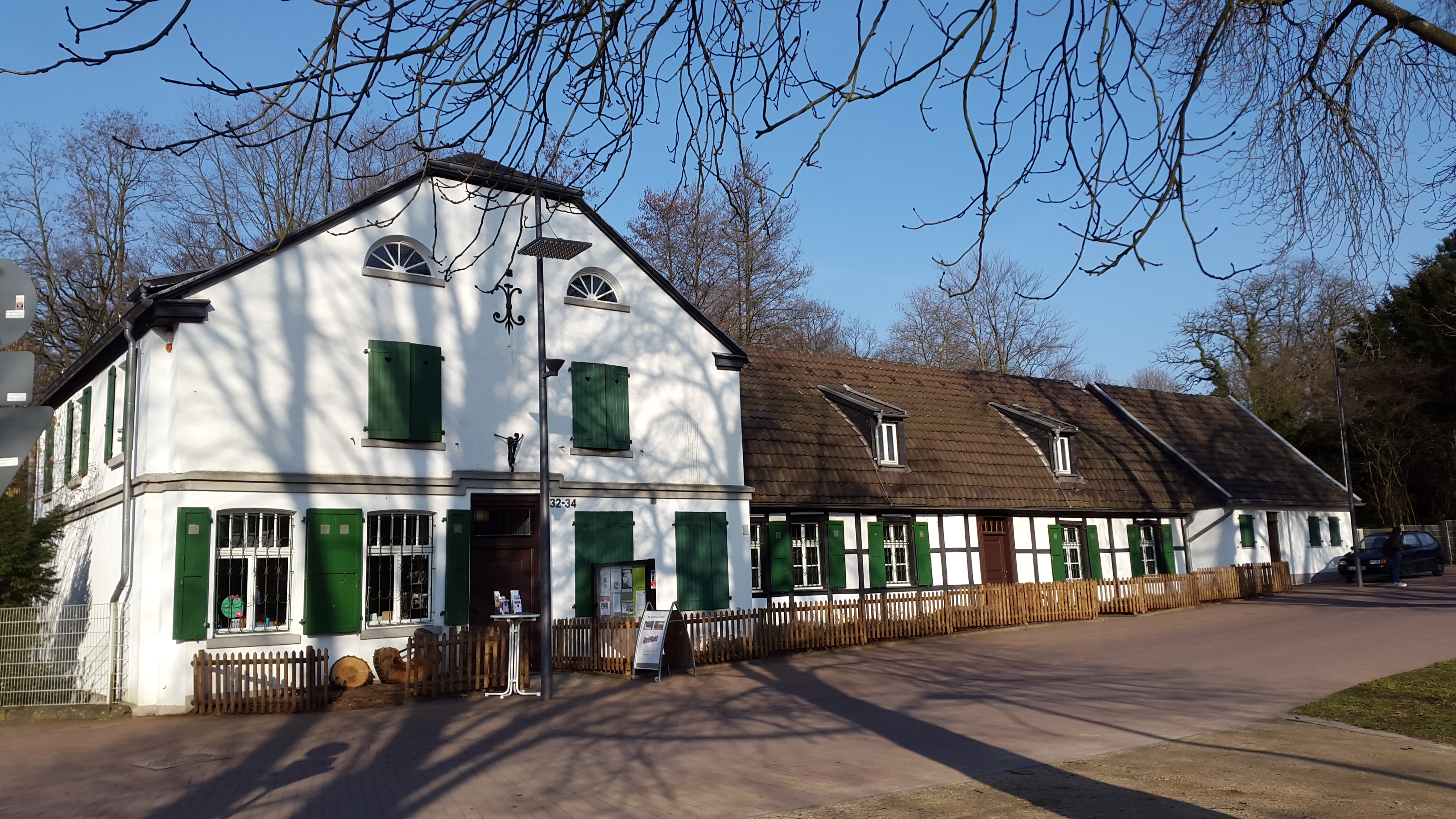 langgestrecktes Fachwerkgebäude