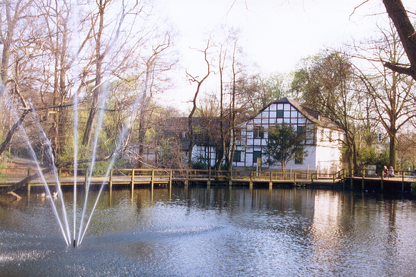 Teich mit Fontaine vor Fachwerkgebäude