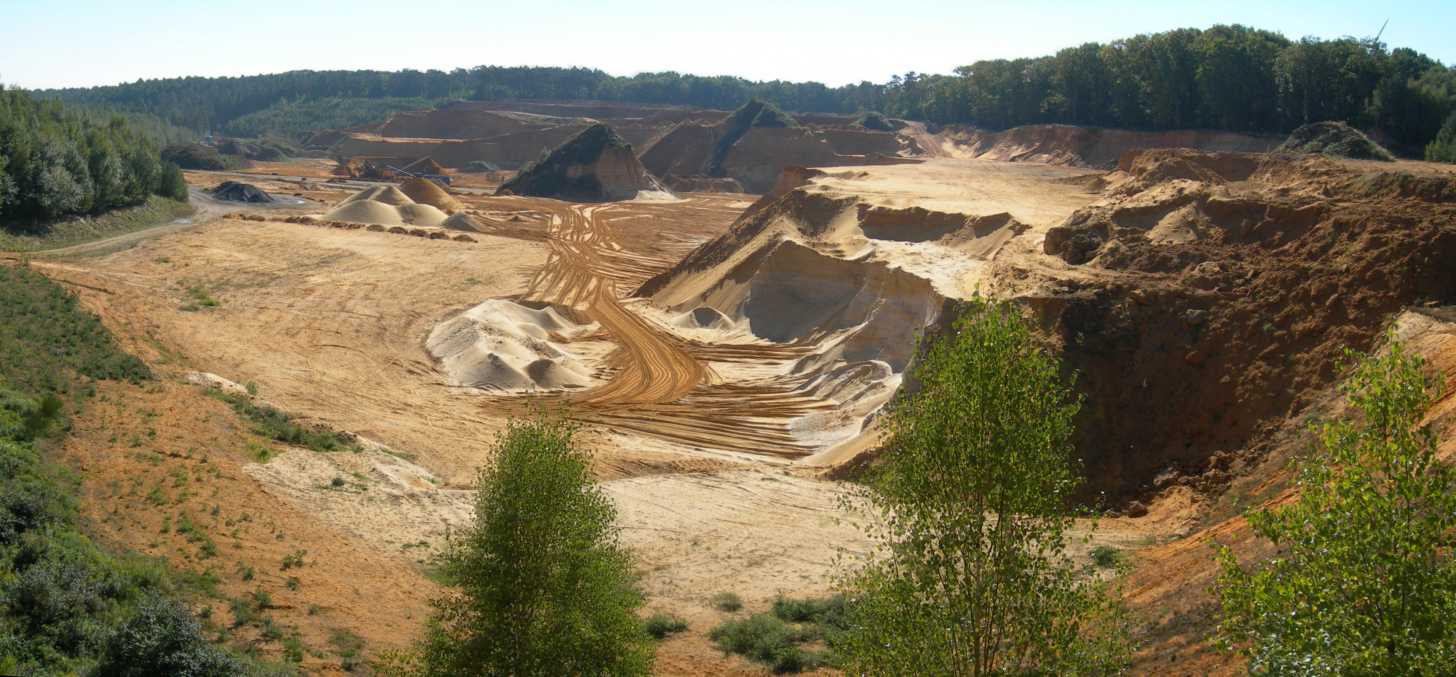 Sandabbau in gelb-rötlichen Sanden