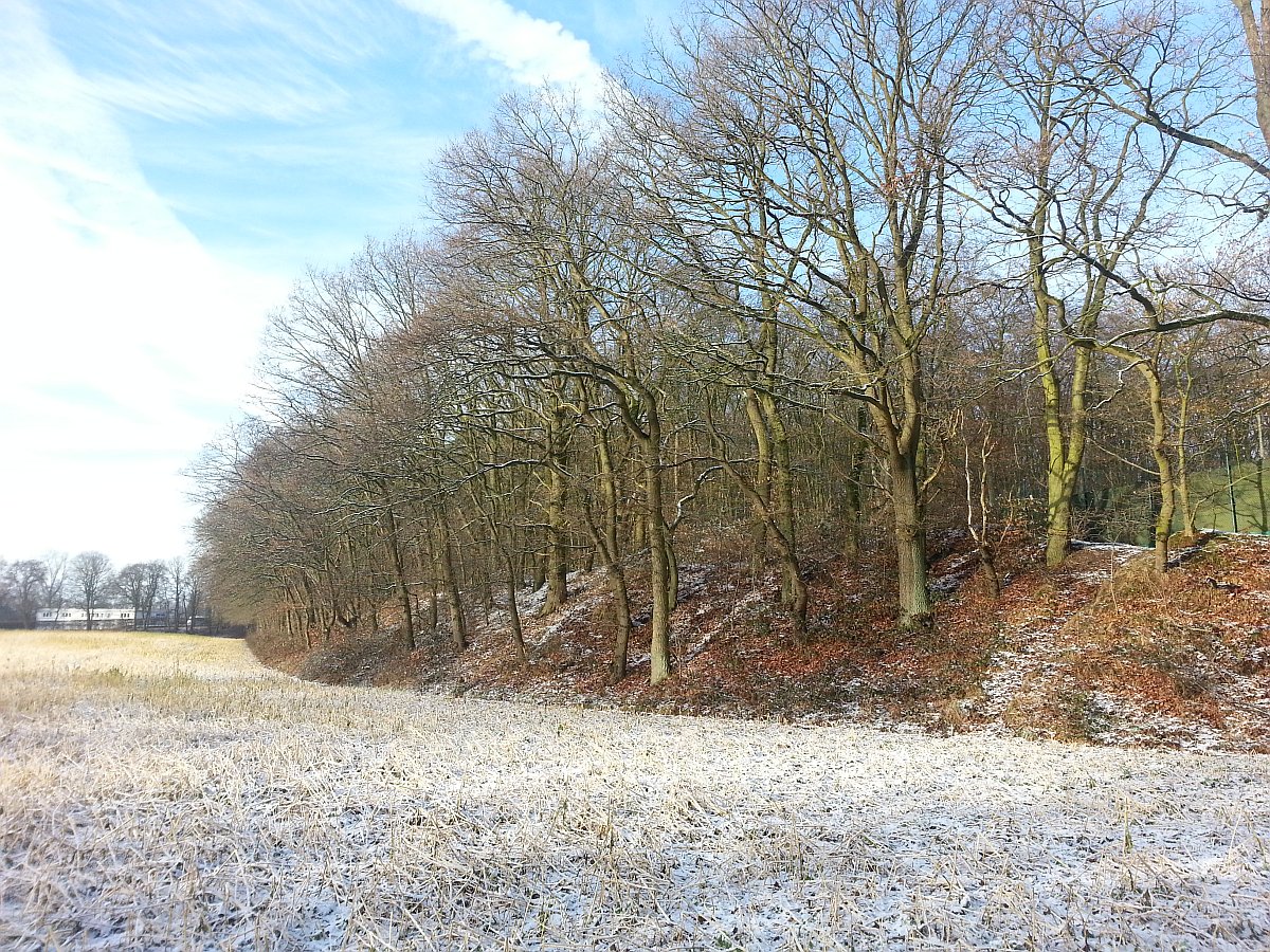 Kleiner Abhang an Feldrand