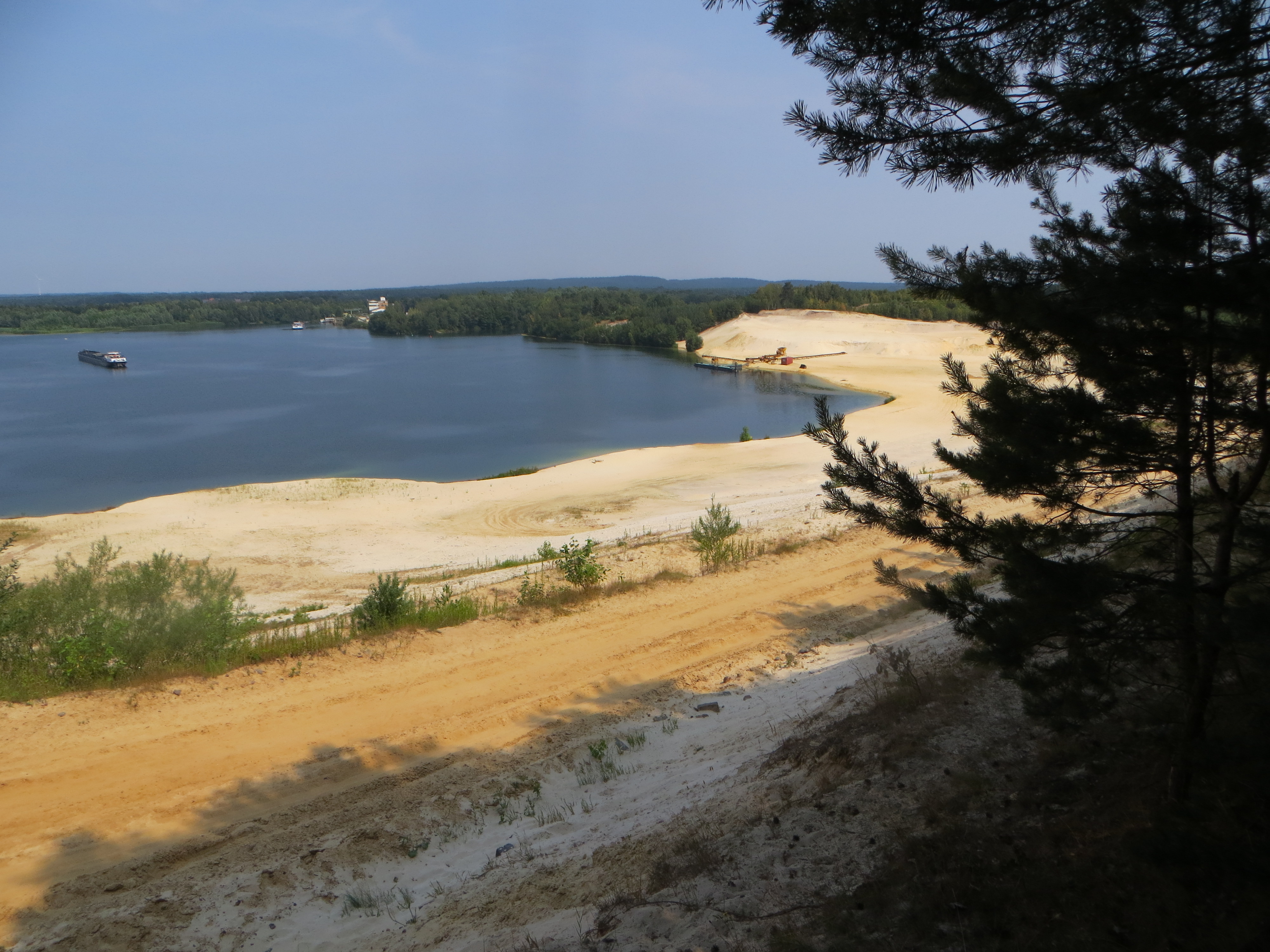 Abbaubetrieb mit Seen und offen liegenden hellen Sandflächen