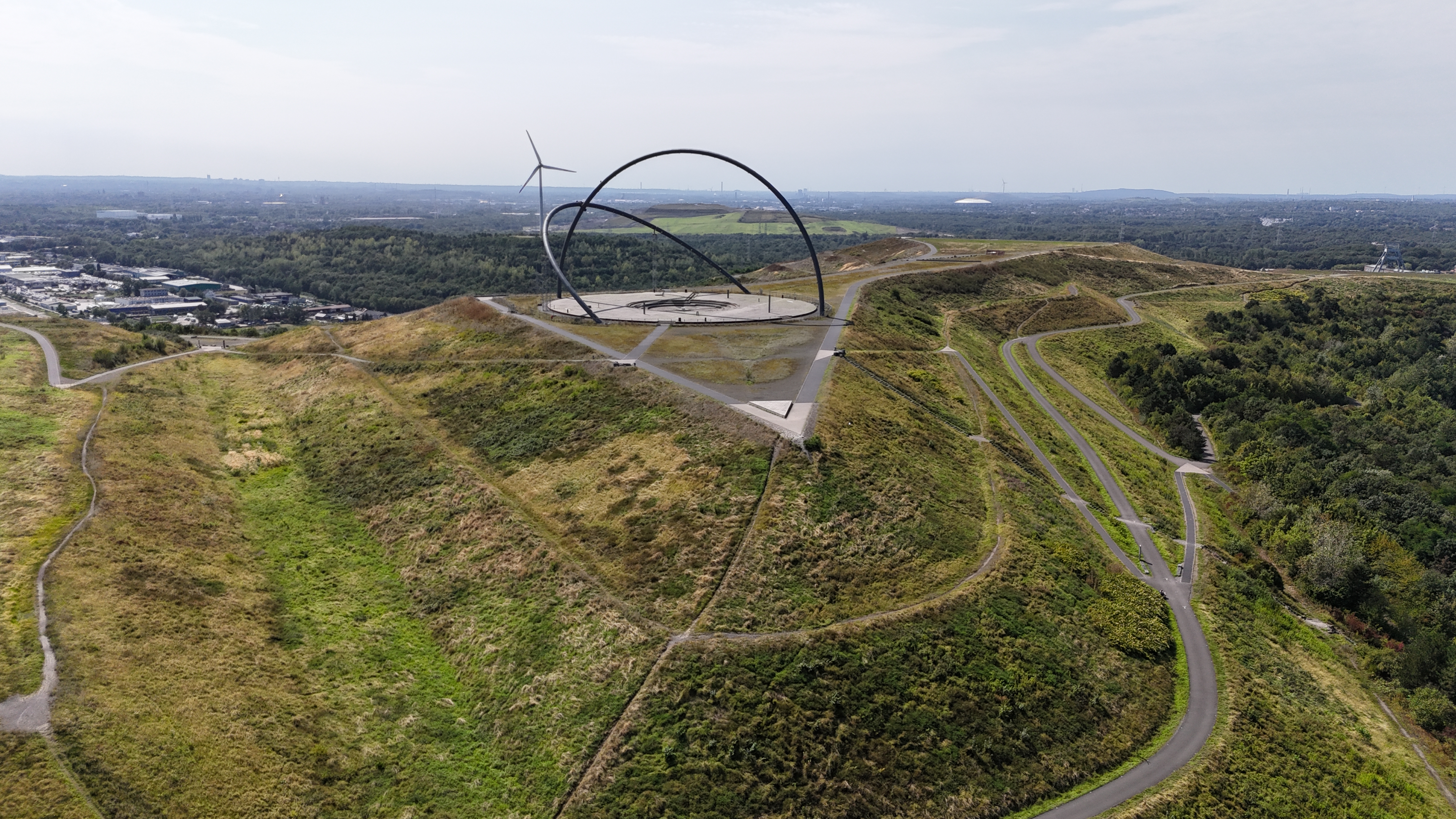 Haldengipfel mit zwei sich kreuzenden Bögen