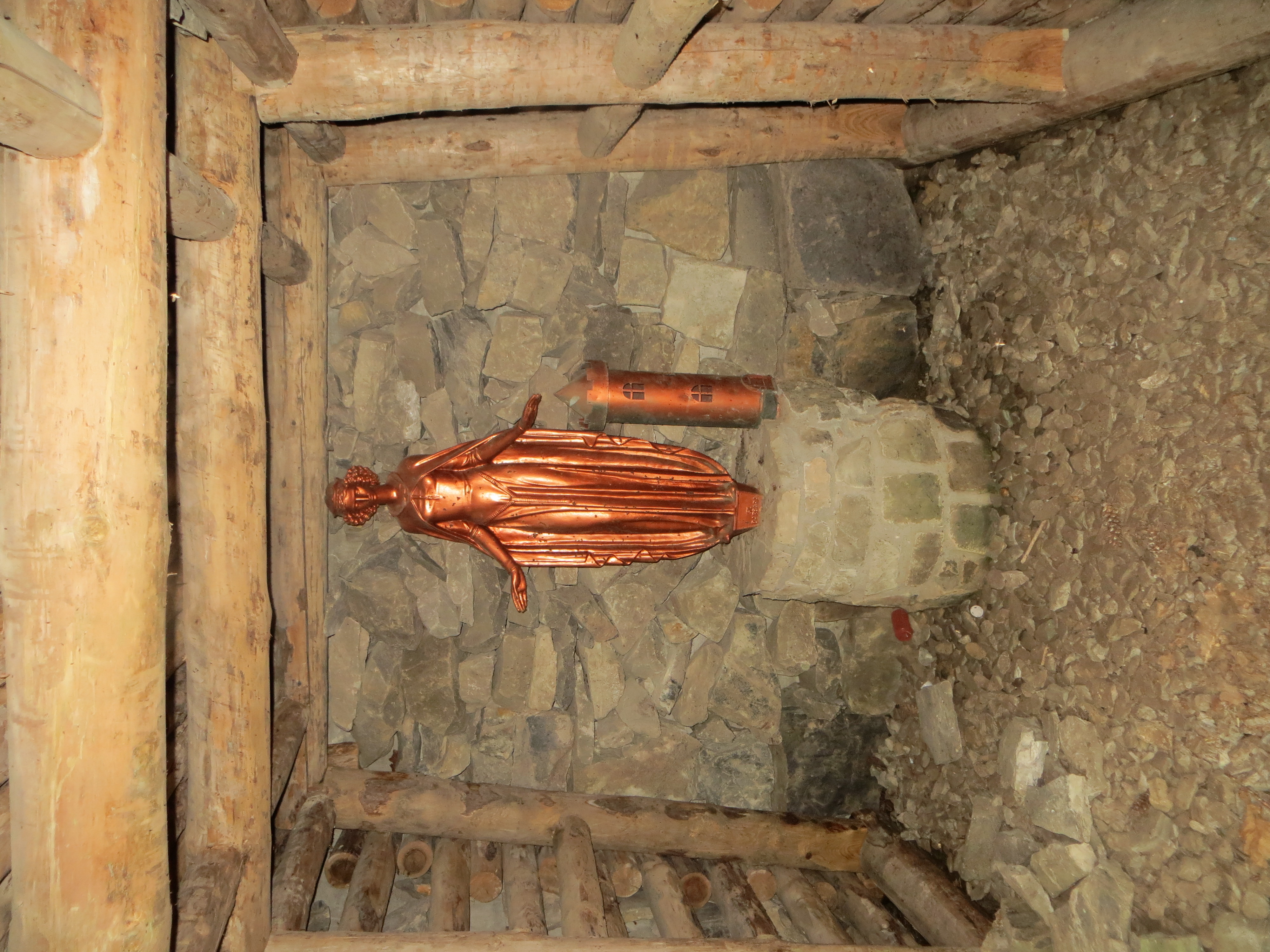 Bronzwen Statue in mit Holz ausgebautem Stollen