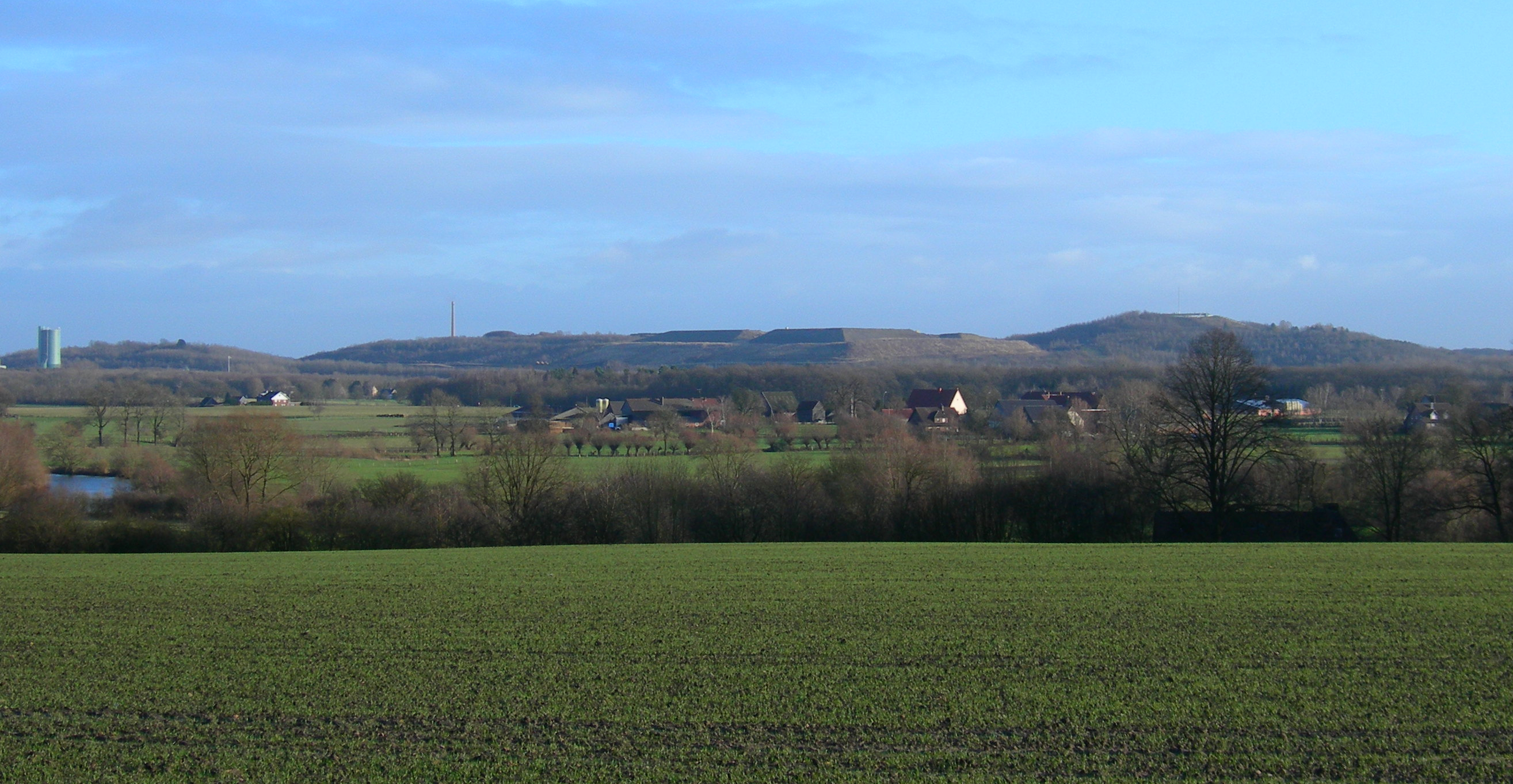 Langgestreckte Halde in großer Entfernung