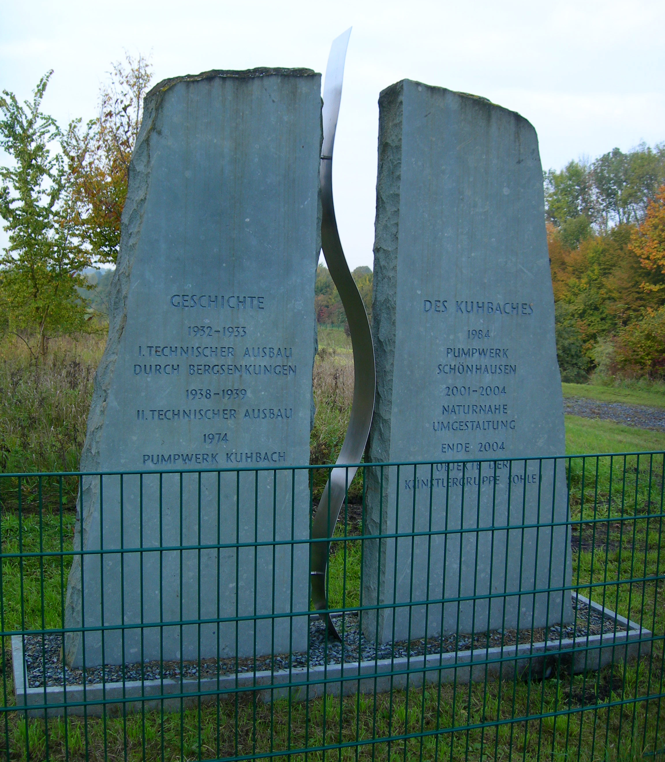 2 hohe Steinplatten mit Beschriftung