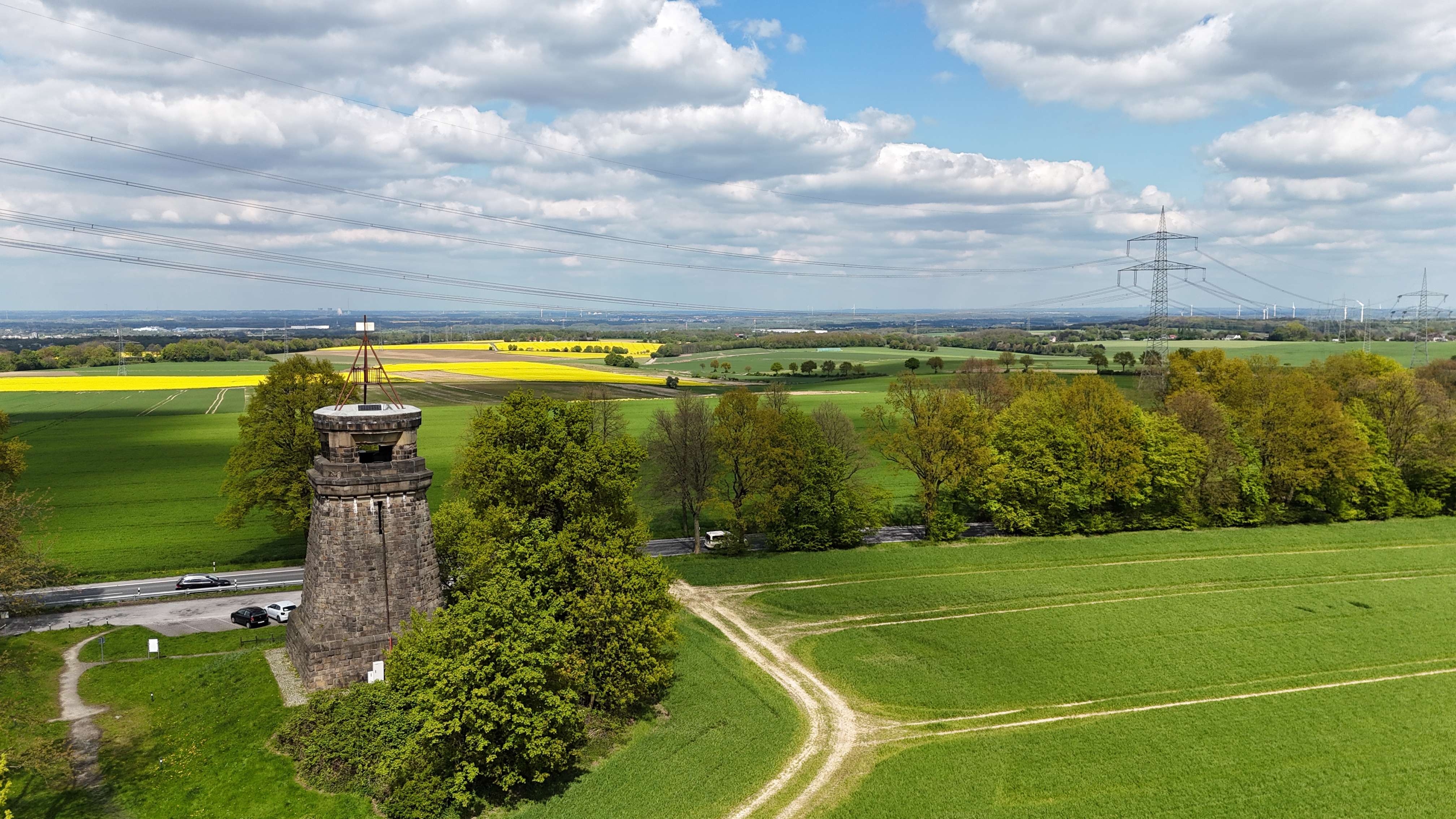 Turm aus Sandstein mit Feuerkorb