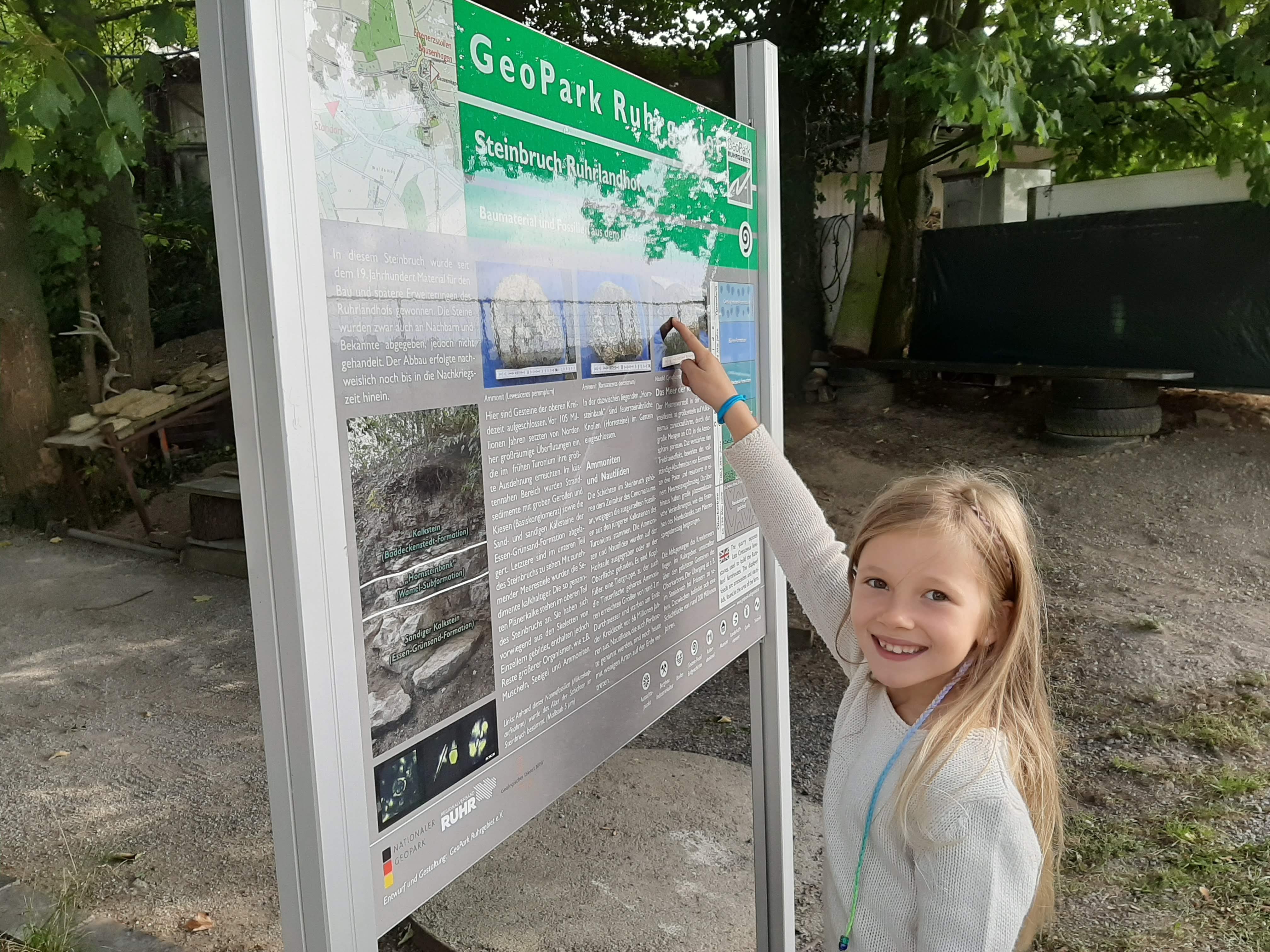 Mädchen mit Infotafel