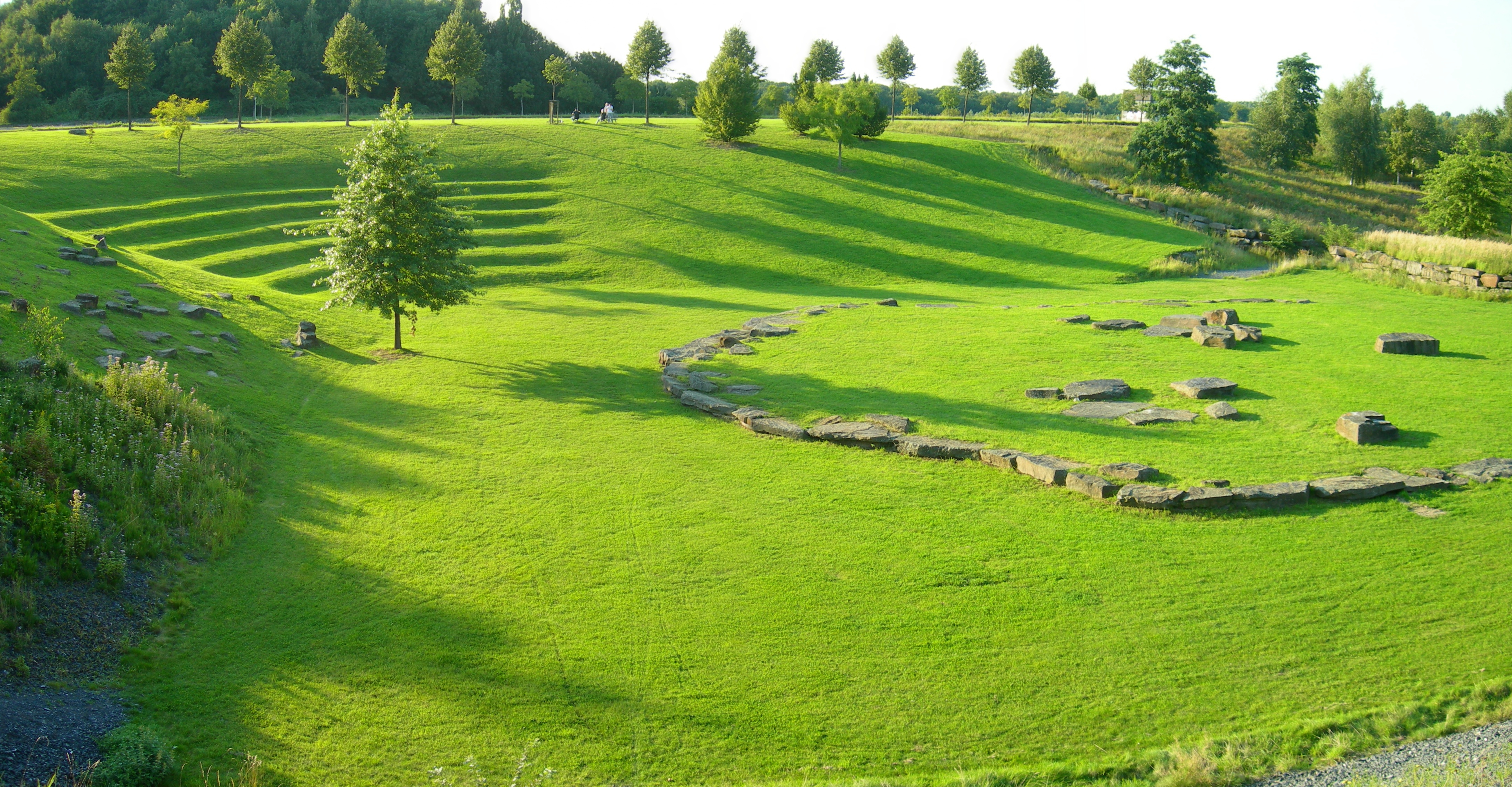 Naturbühne mit Rasen