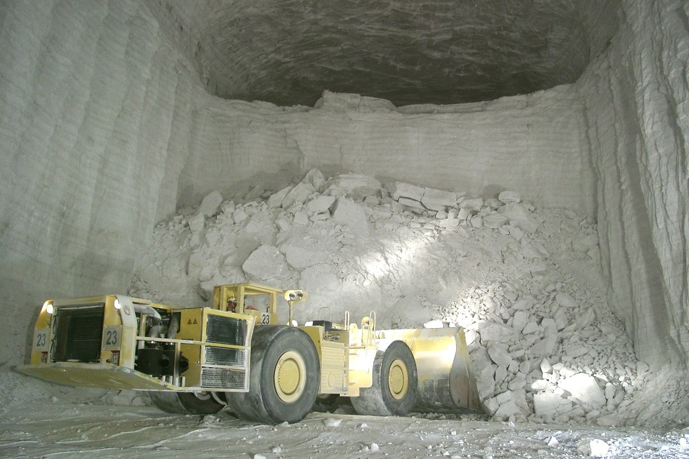 Bagger Untertage in weißem Steinsalz