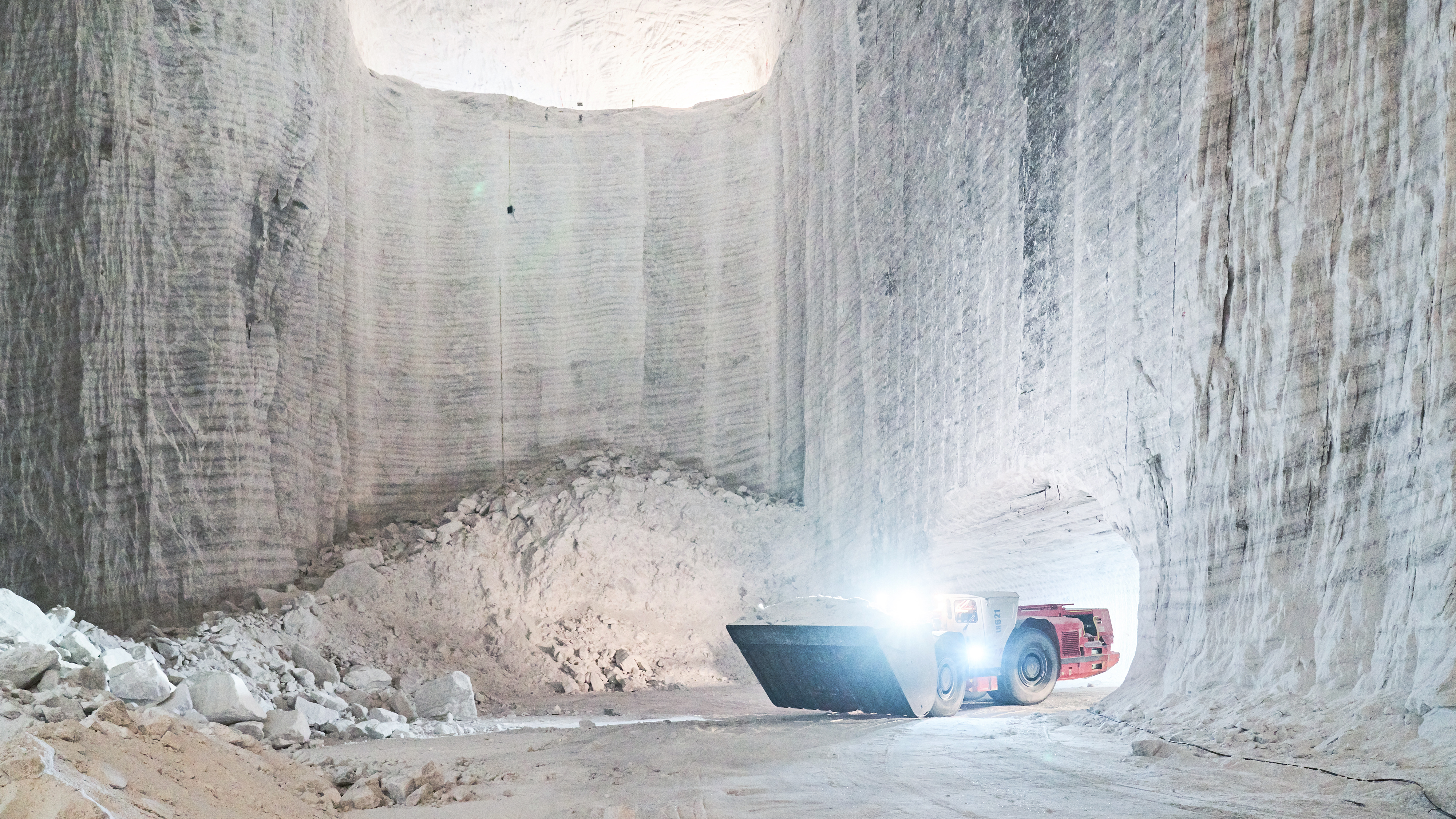 Bagger Untertage in weißem Steinsalz