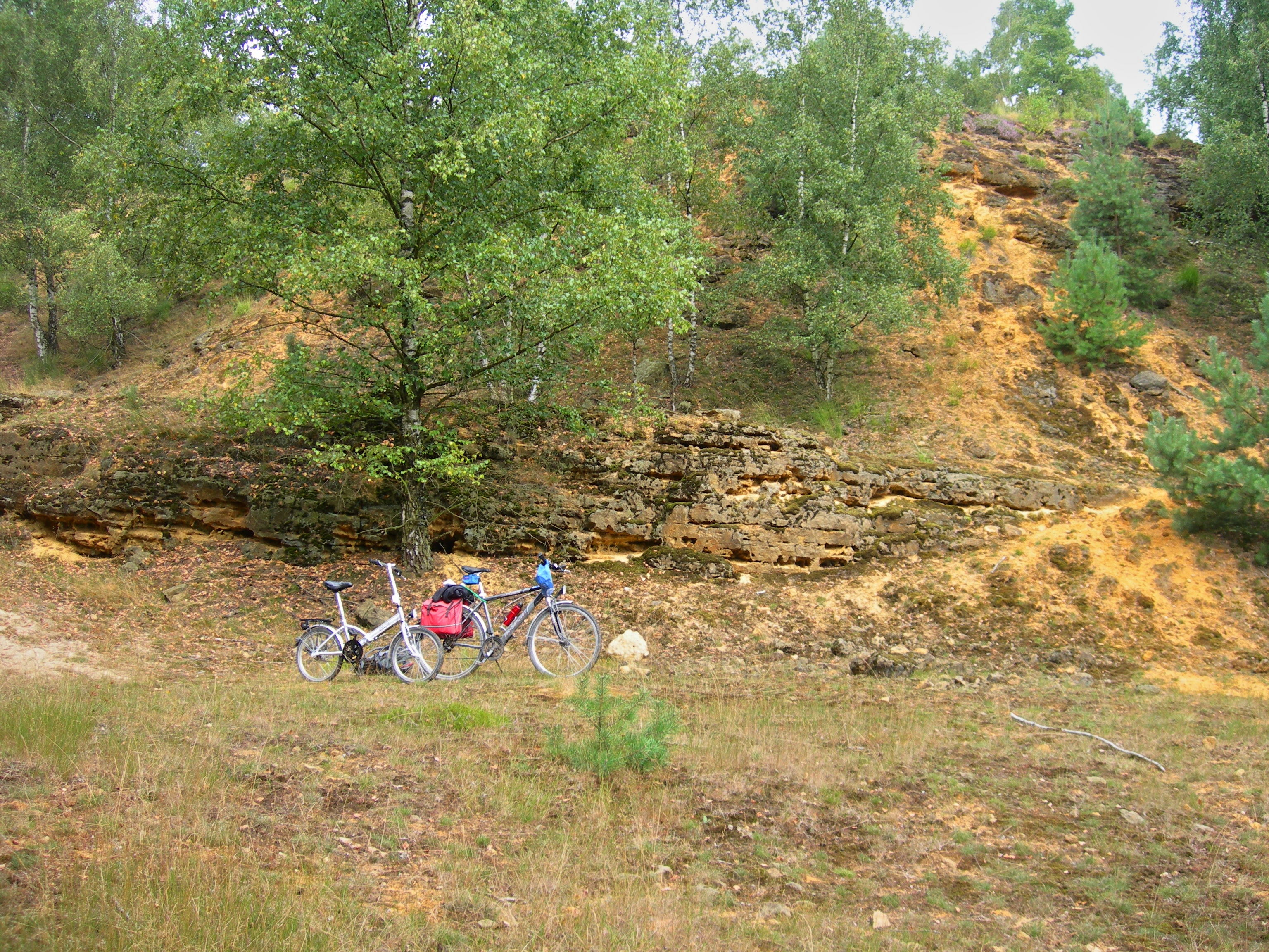 Rötlich gelber Sandstein, im Vordergrund Fahrräder