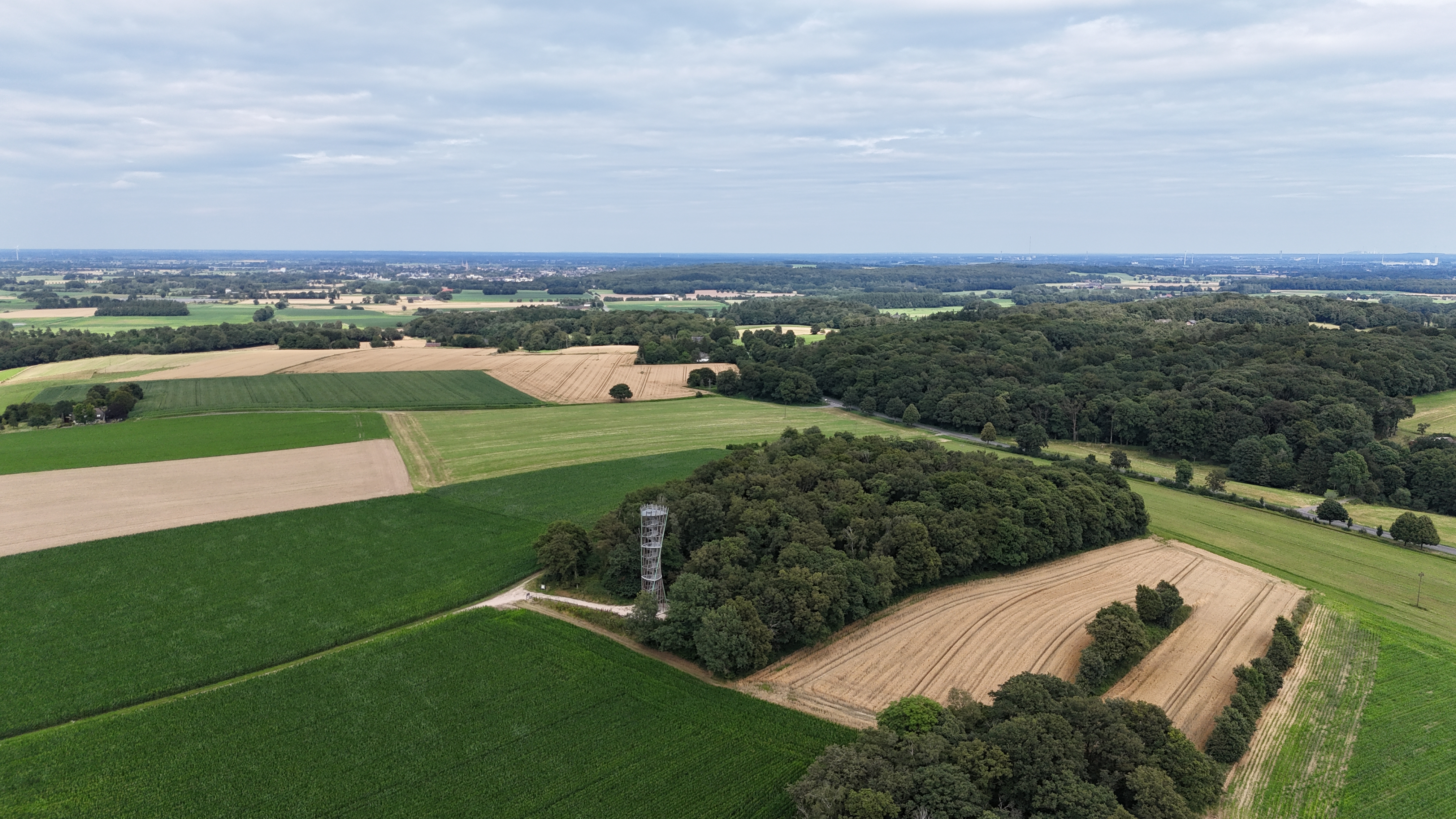 Landschaft mit Aussichtsturm