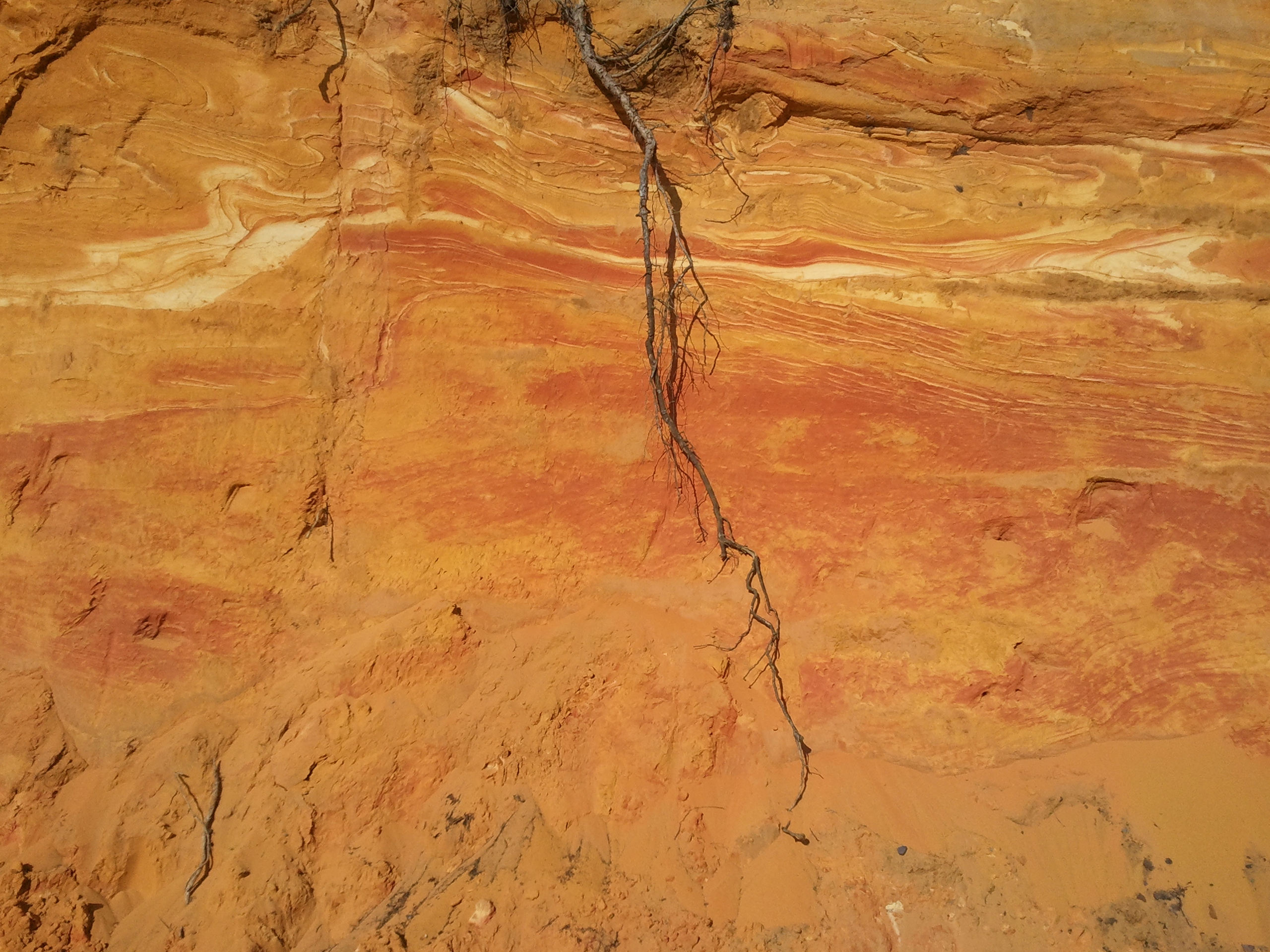 Sandwand in verschiedenen Rottönen