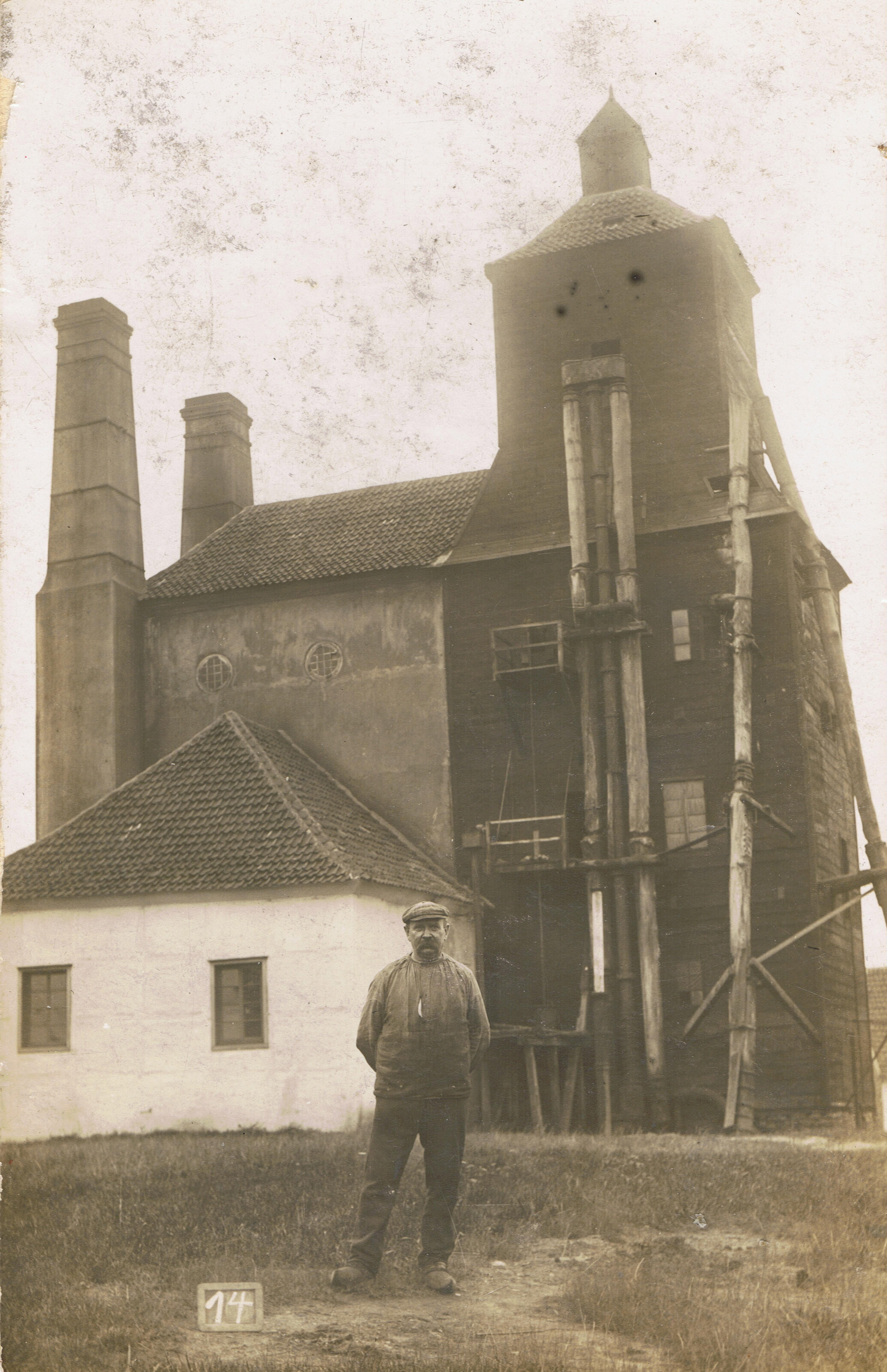 Historisches Foto mit Mann vor Maschinenhaus